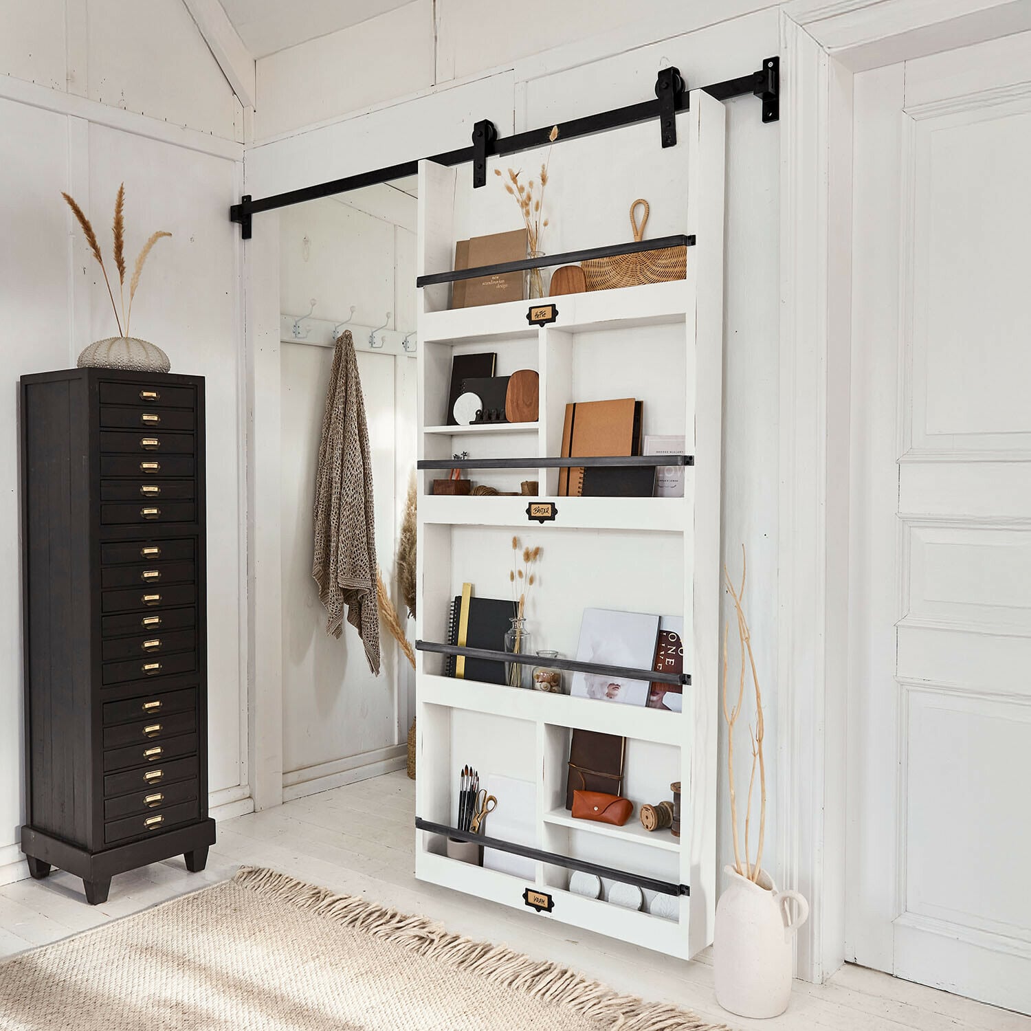 Schuifdeur Besançon Witte houten wandplank met zwarte metalen stangen en Scandinavische decoratie in hal