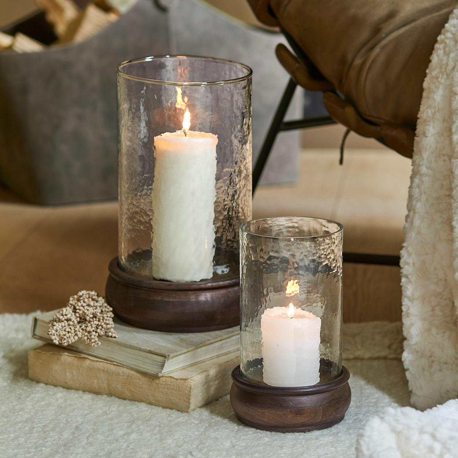 Windlicht set van 2 Sivalor Twee glazen lantaarns met witte kaarsen op houten voetstukken, sfeervolle woondecoratie met warm licht