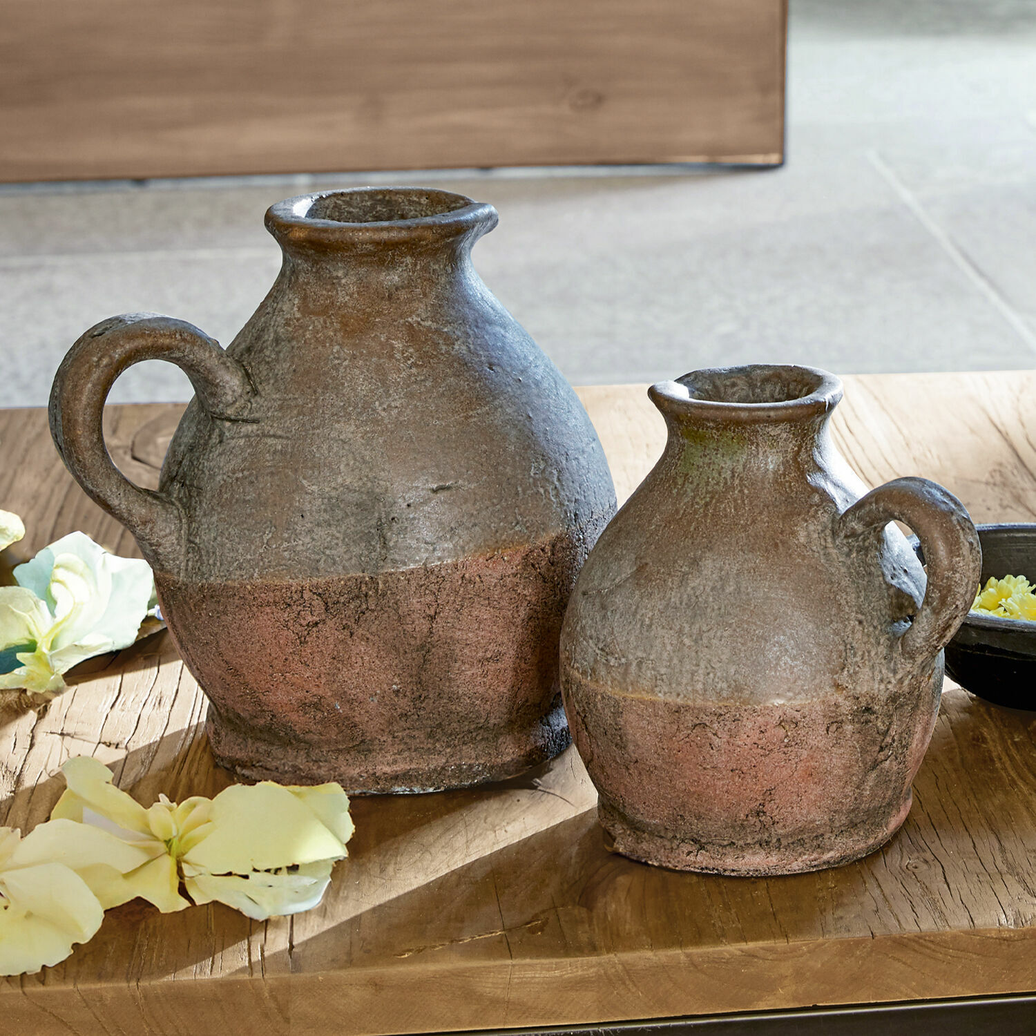 Vaas set van 2 Henriette Twee rustieke keramische kruiken in bruin-roestkleur op houten tafel met bloemen