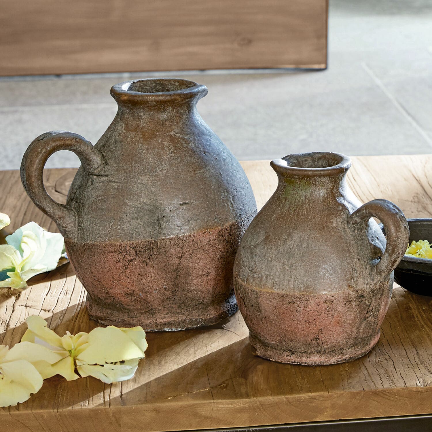 Vaas set van 2 Henriette Twee rustieke keramische kruiken in bruin-roestkleur op houten tafel met bloemen
