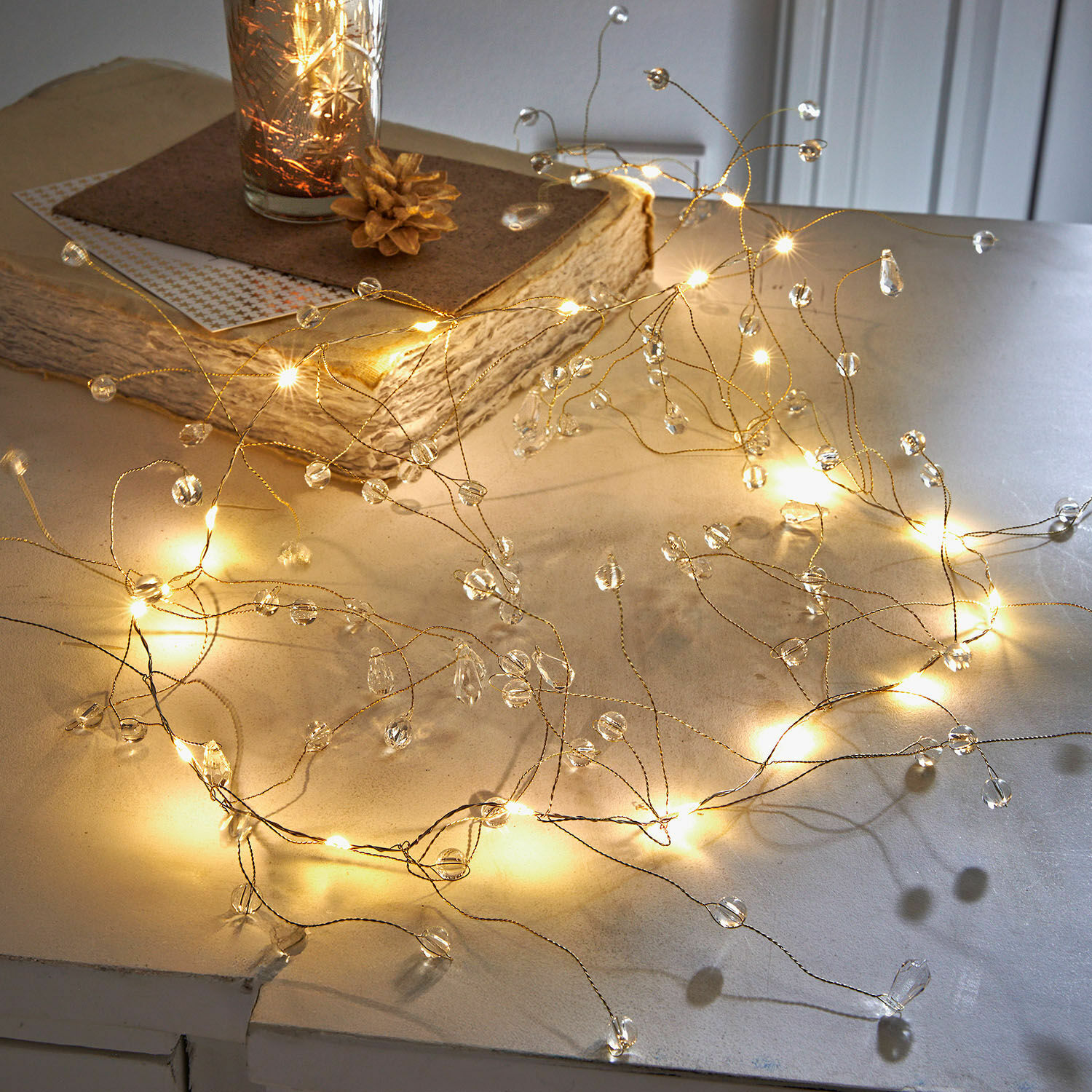 Guirlande lumineuse Ravilor Guirlande lumineuse délicate avec cristaux transparents sur fil doré, décoration de table élégante