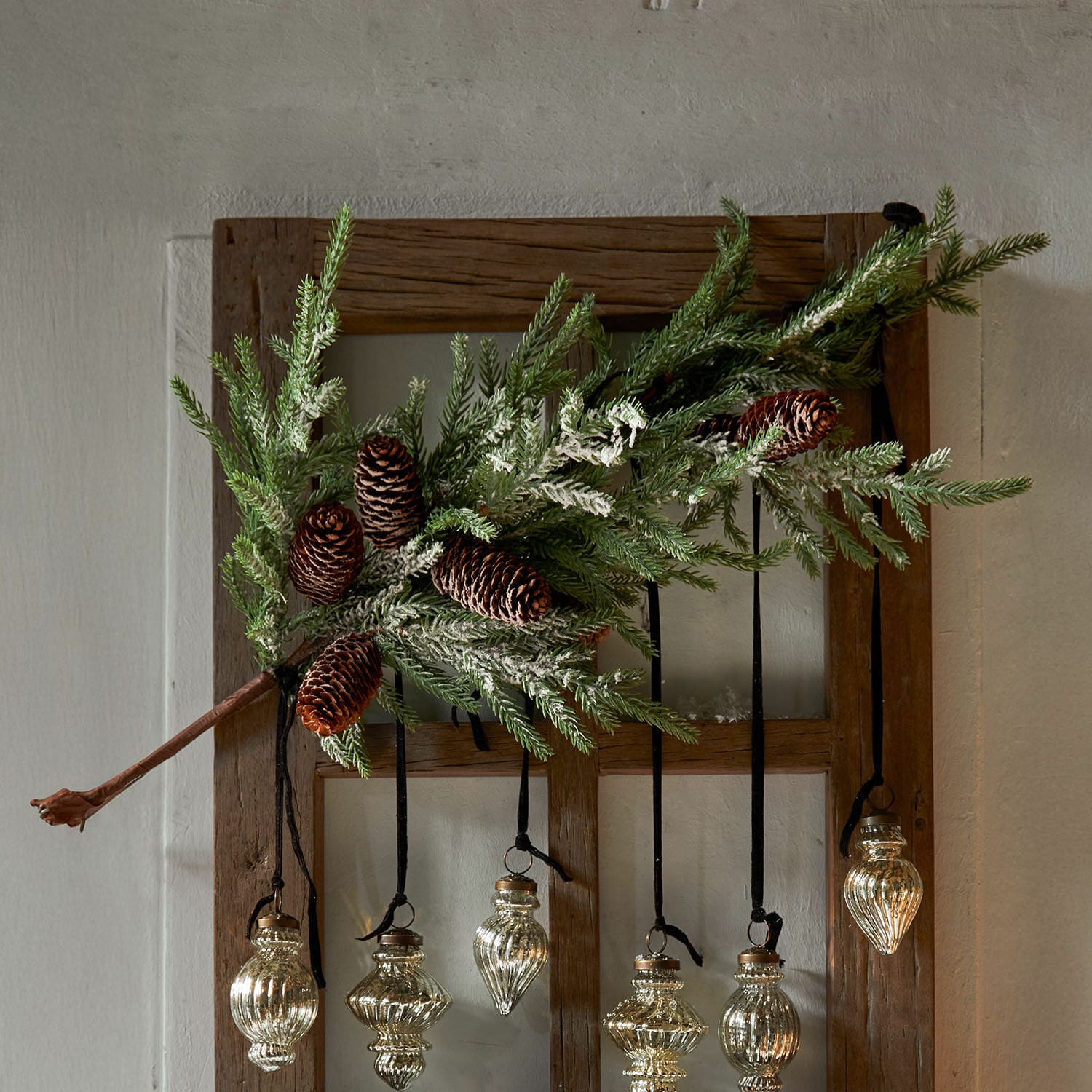 Rameau décoratif Calivon Branche de sapin avec pommes de pin et décorations en verre suspendues style vintage pour Noël