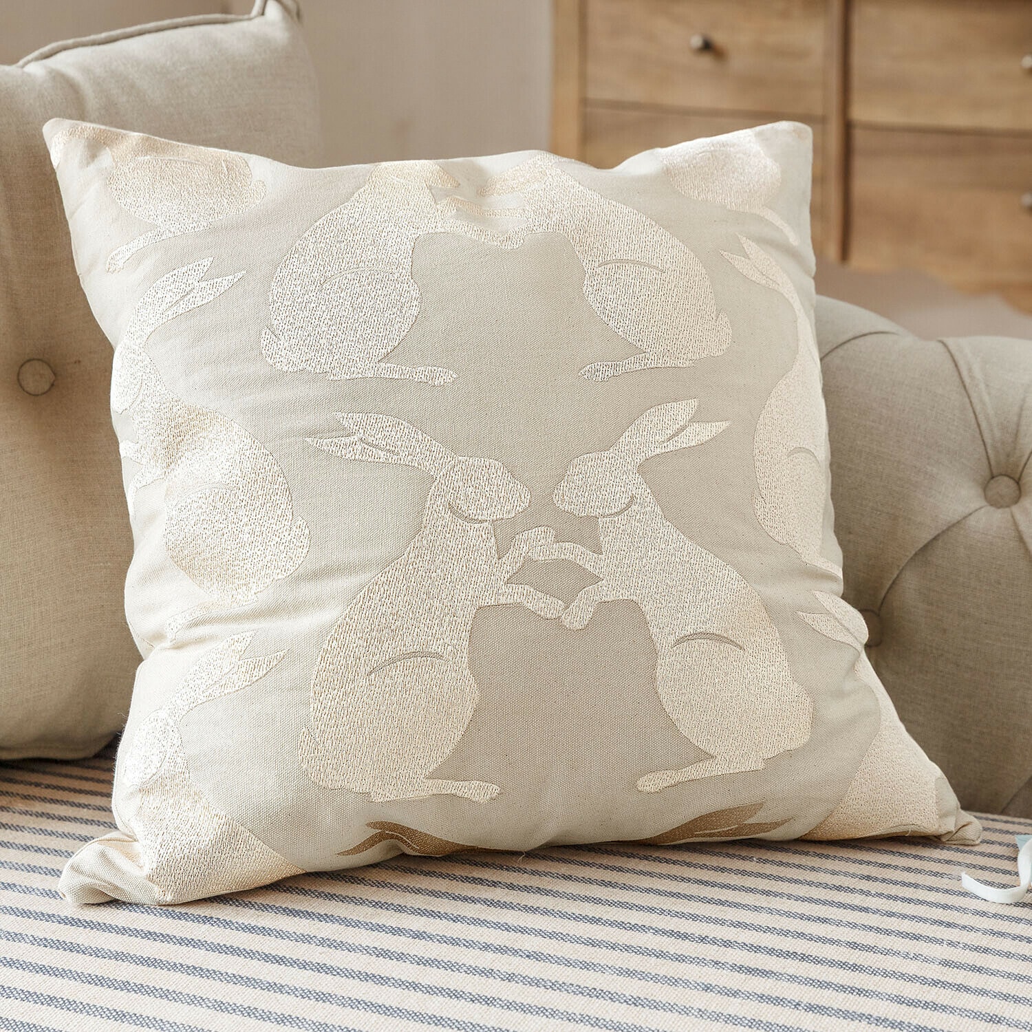 Housse de coussin Lunavine Coussin décoratif beige avec motifs brodés de lapins, tissu doux pour salon confortable