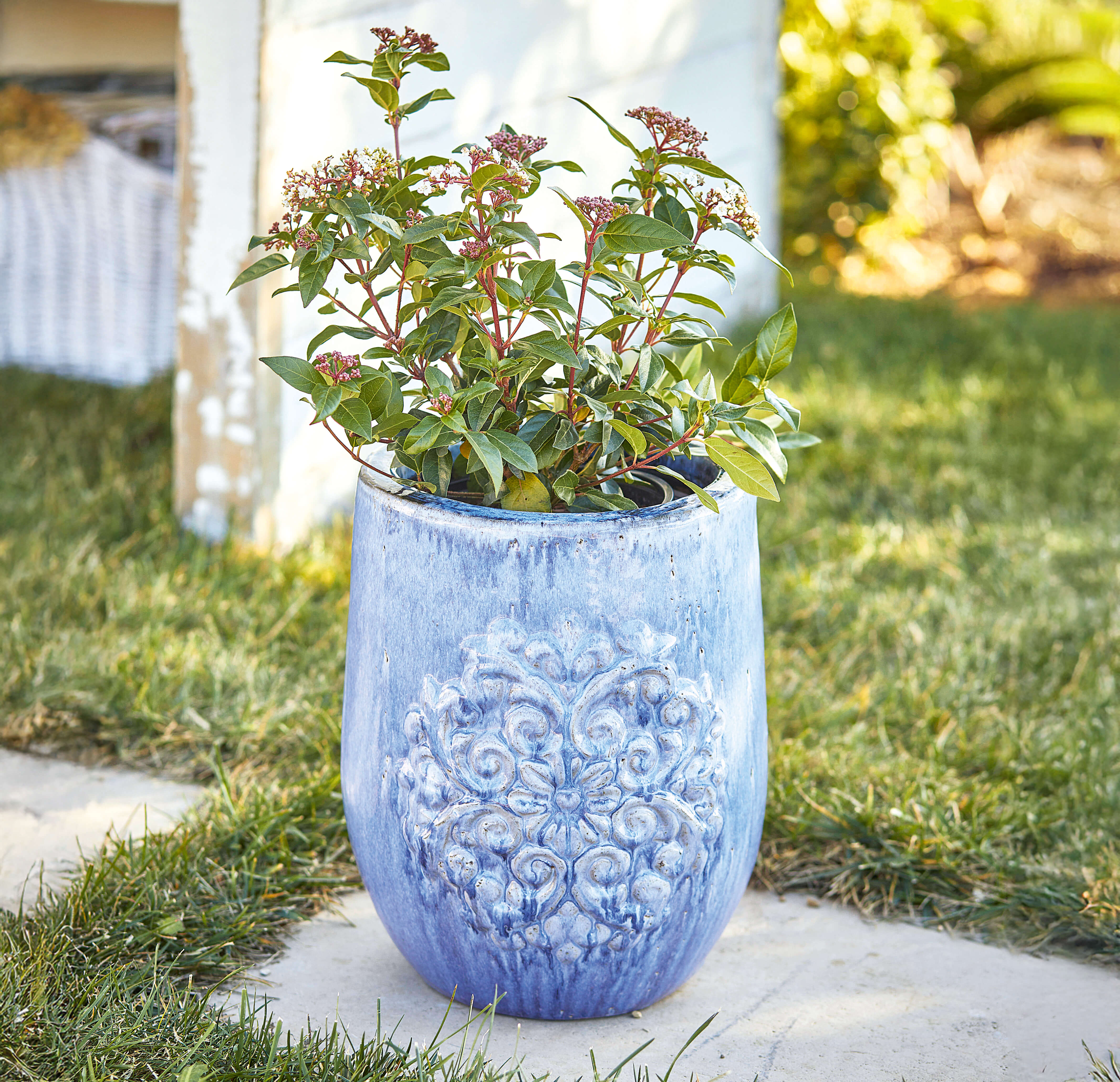 Blauwe keramische bloempot met decoratief reliëf, perfect voor tuin of terras, duurzaam en stijlvol