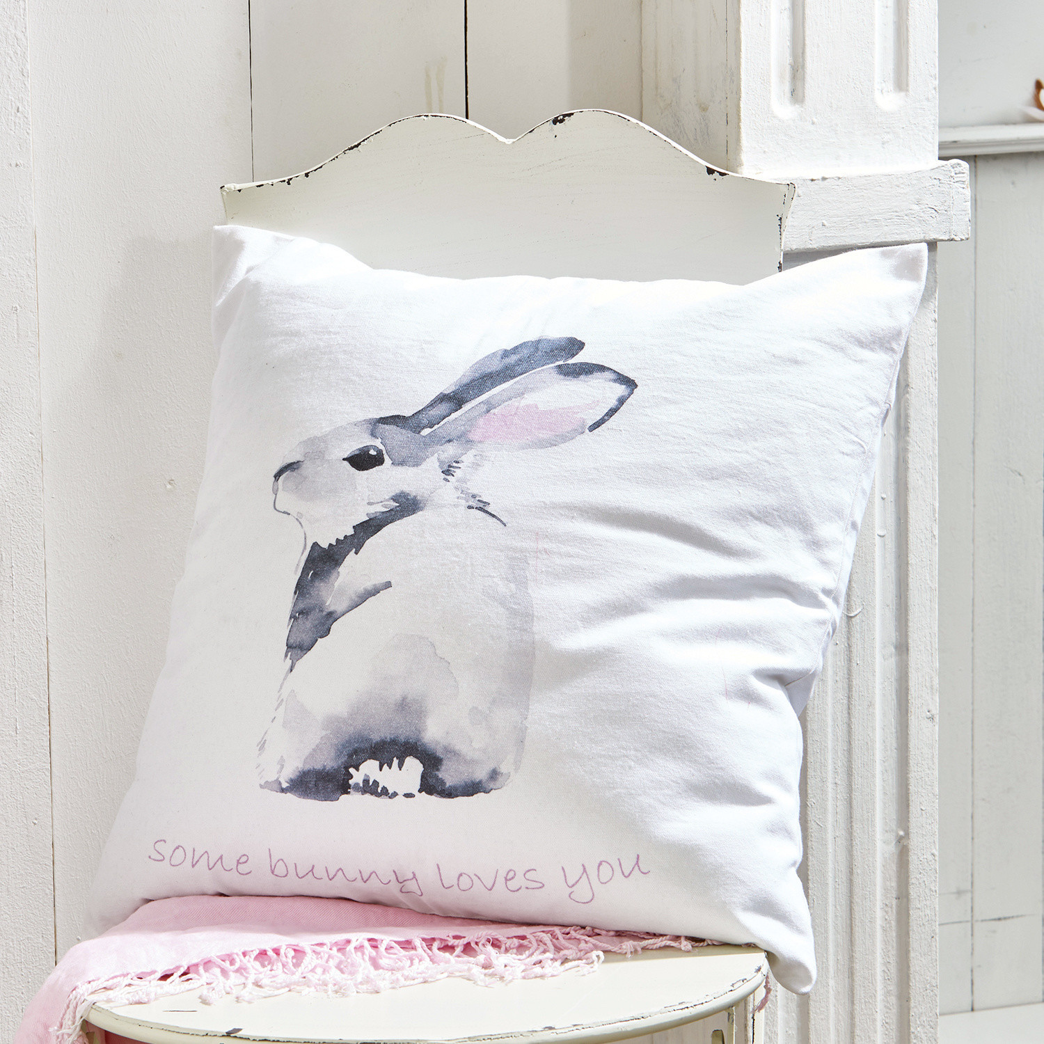Coussin blanc en coton avec imprimé lapin gris et texte some bunny loves you, décoration intérieure douce