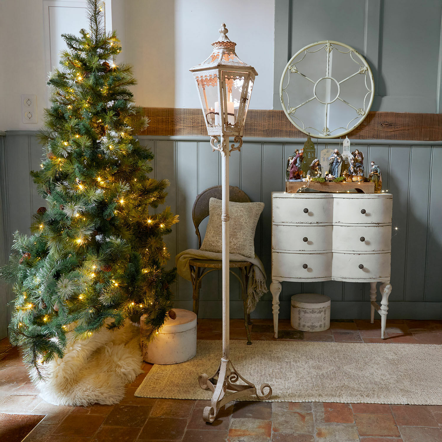 Lantaarn Lumière Élysée Witte metalen staande lantaarn met decoratief patroon in rustieke kamer met kerstboom en ladekast