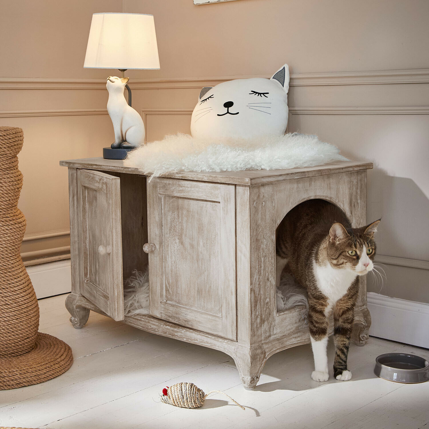 Kattenhuisje Éloresa Grijze houten kattenkast met zacht kussen en kattenlamp in een gezellige kamer