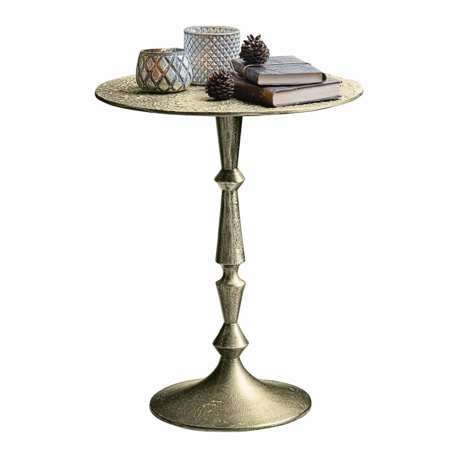 Table d’appoint Boissiére Table ronde en métal couleur or ancien avec bougeoirs décoratifs et livres posés dessus