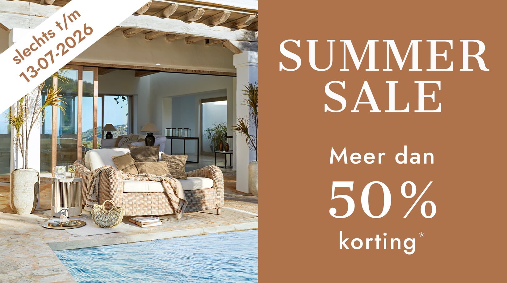 Zomerse uitverkoop met meer dan 50% korting, comfortabele beige rotan stoel bij het zwembad