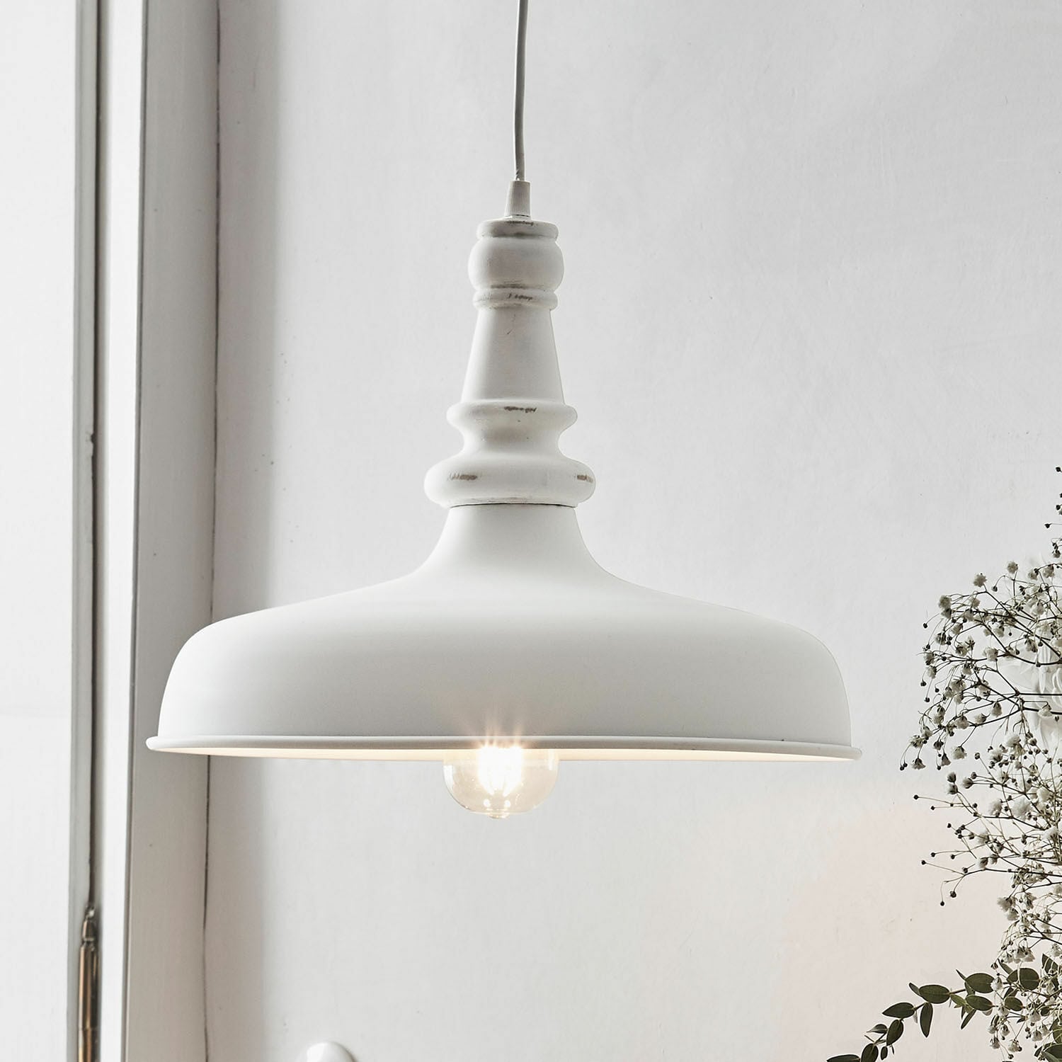 Suspension Camryn Suspension en métal blanc avec abat-jour décoratif et ampoule visible pour intérieur scandinave