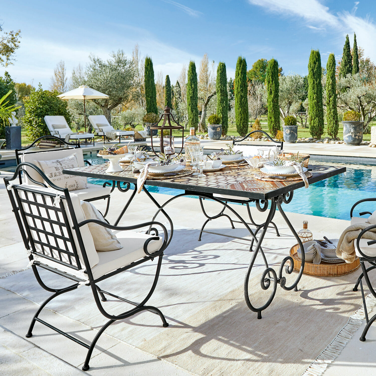 Table Grainville Ensemble de mobilier de jardin en métal avec table mosaïque près de la piscine par temps ensoleillé