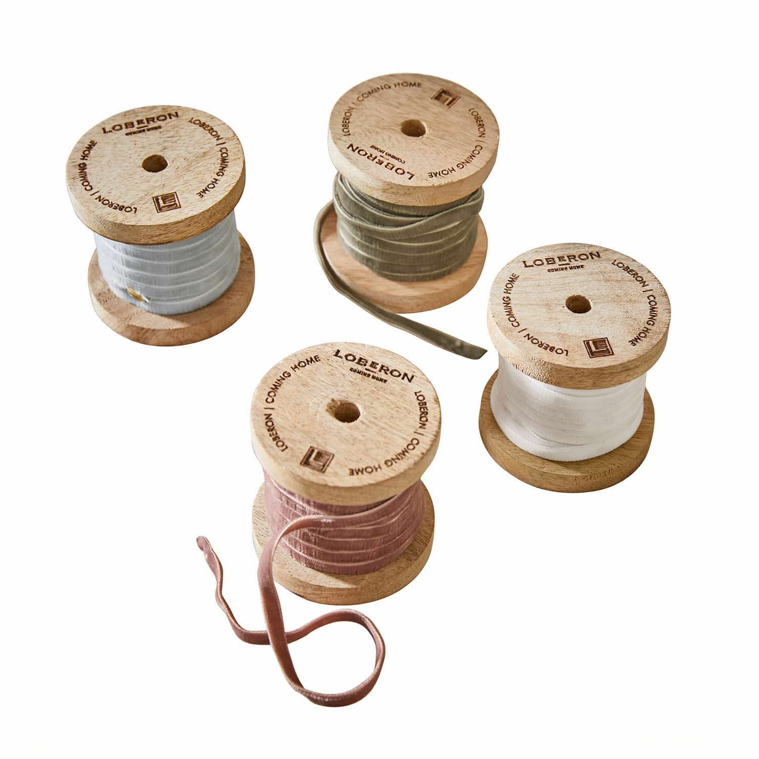 Lot de 4 rubans de velours Hilary Ensemble de quatre bobines en bois avec rubans colorés pastel pour décoration et couture