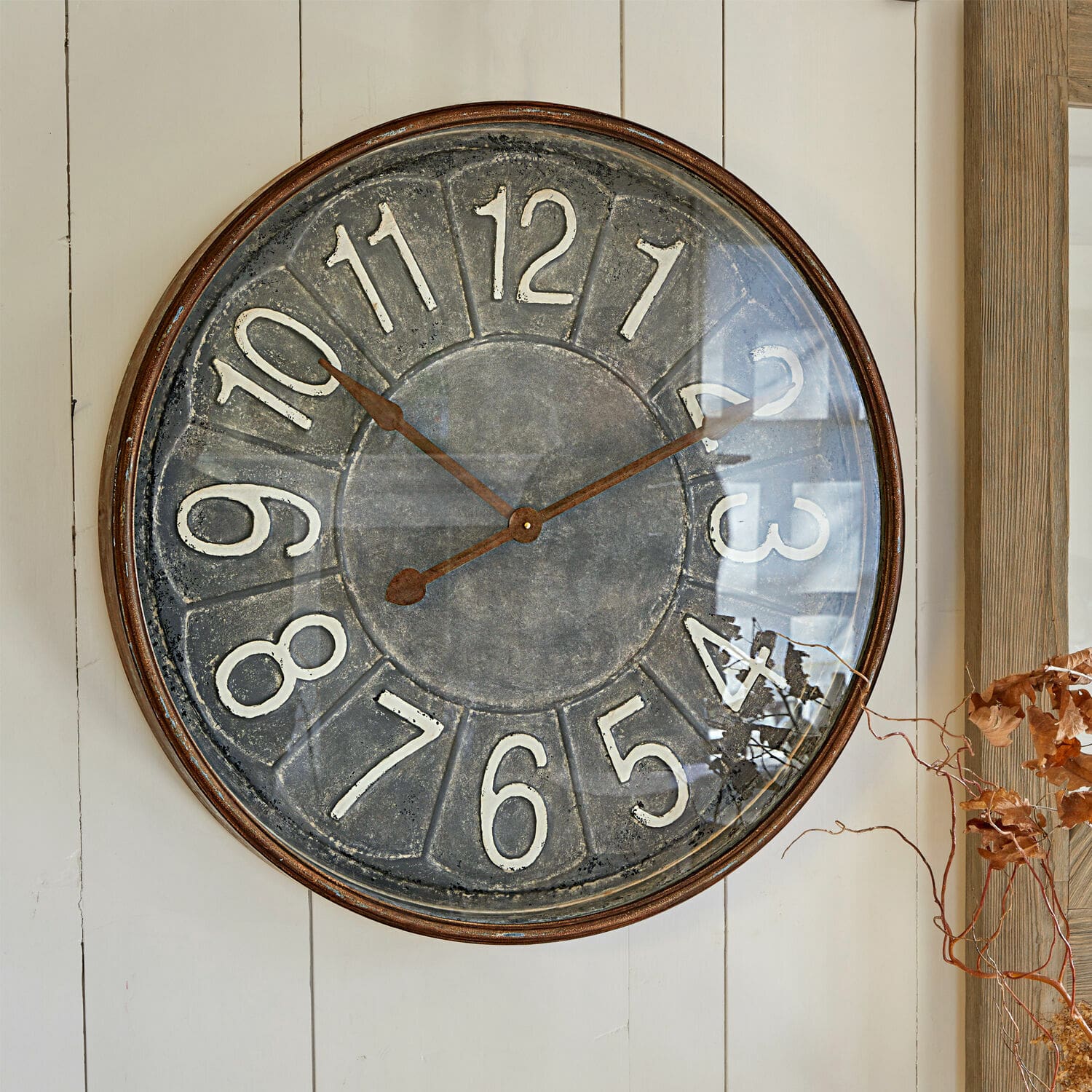 Horloge Braxton Grande horloge murale ronde en métal avec chiffres blancs sur fond gris, style vintage décoratif