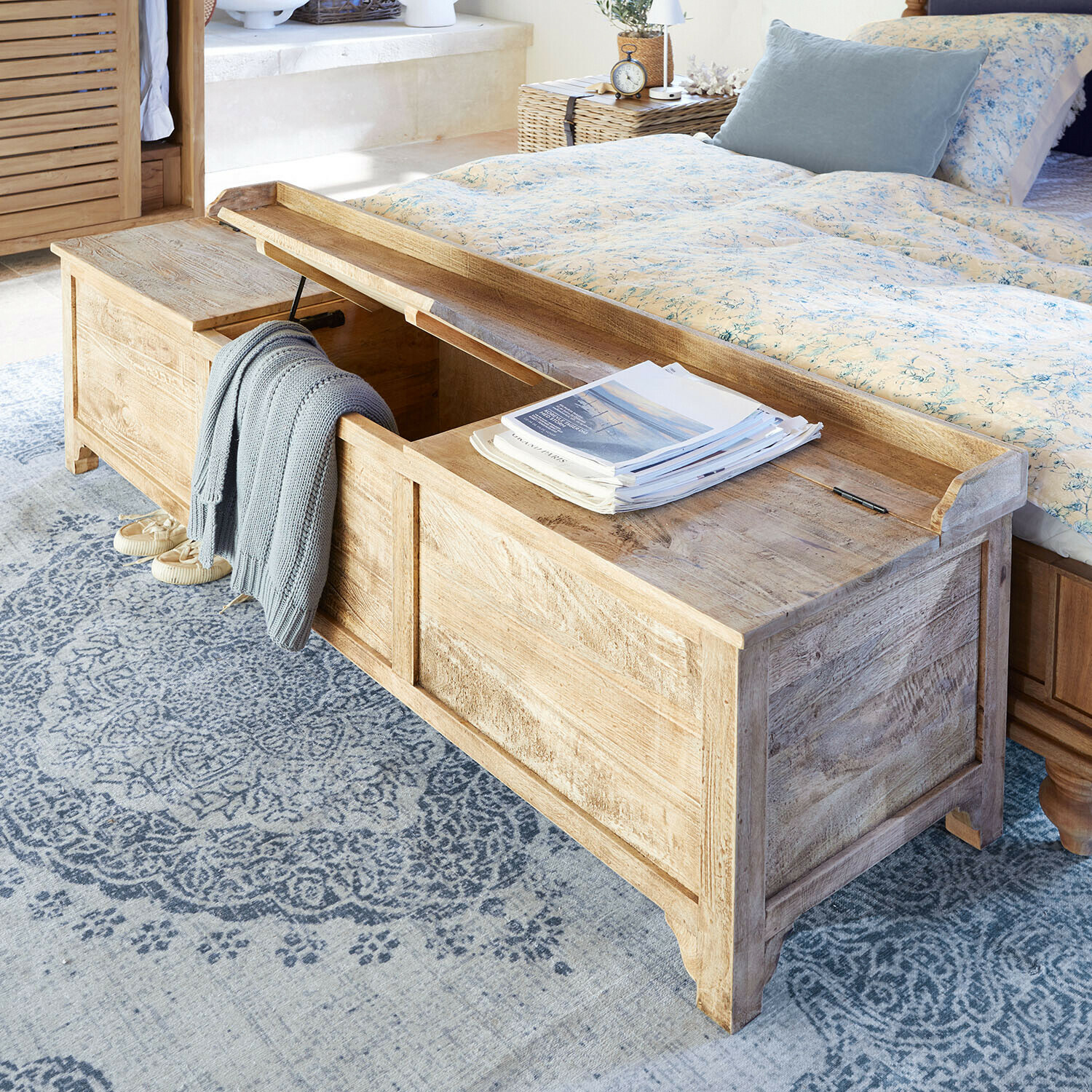 Coffre de rangement en bois naturel avec couvercle relevable, meuble pratique pour chambre à coucher