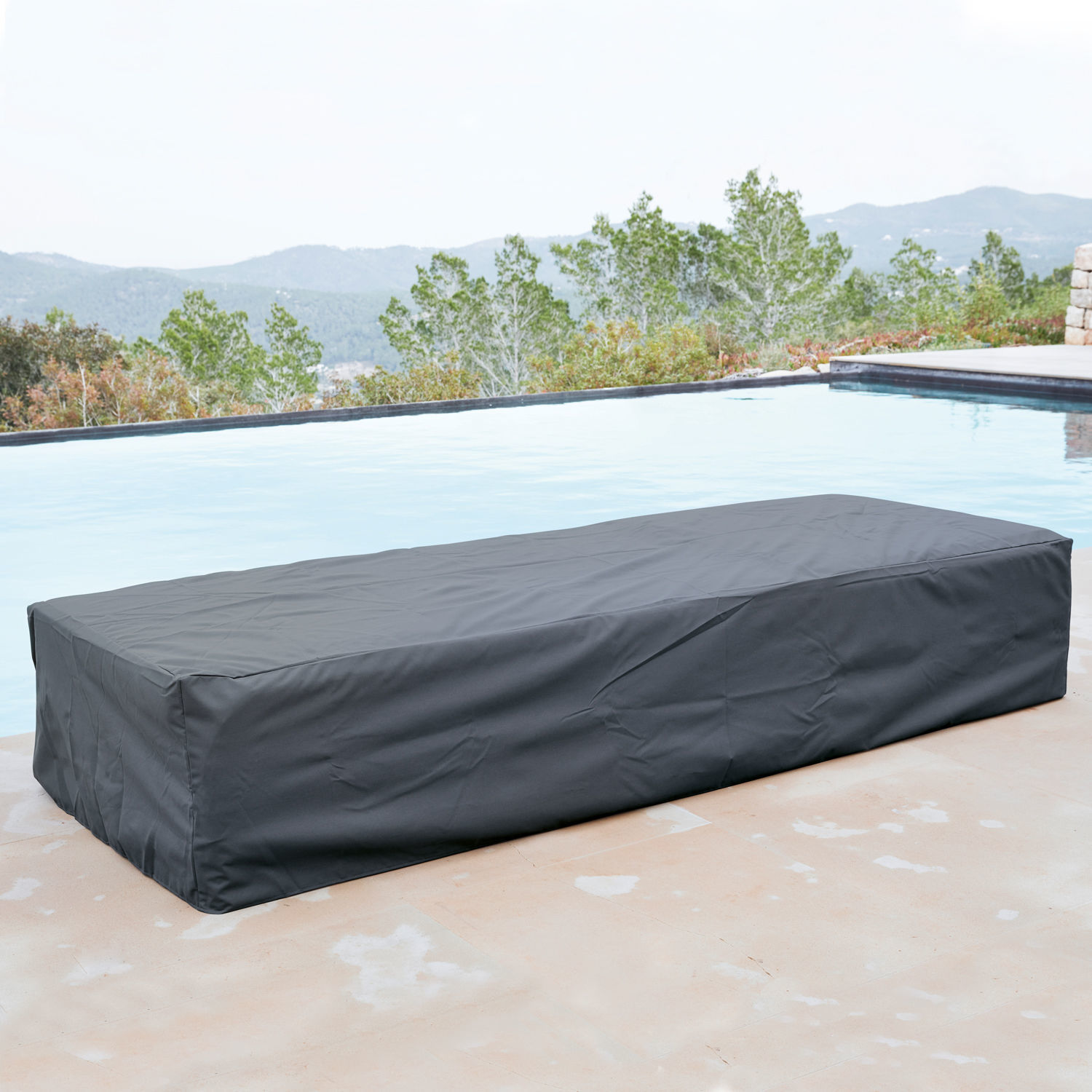 Housse noire imperméable pour mobilier de jardin au bord de la piscine