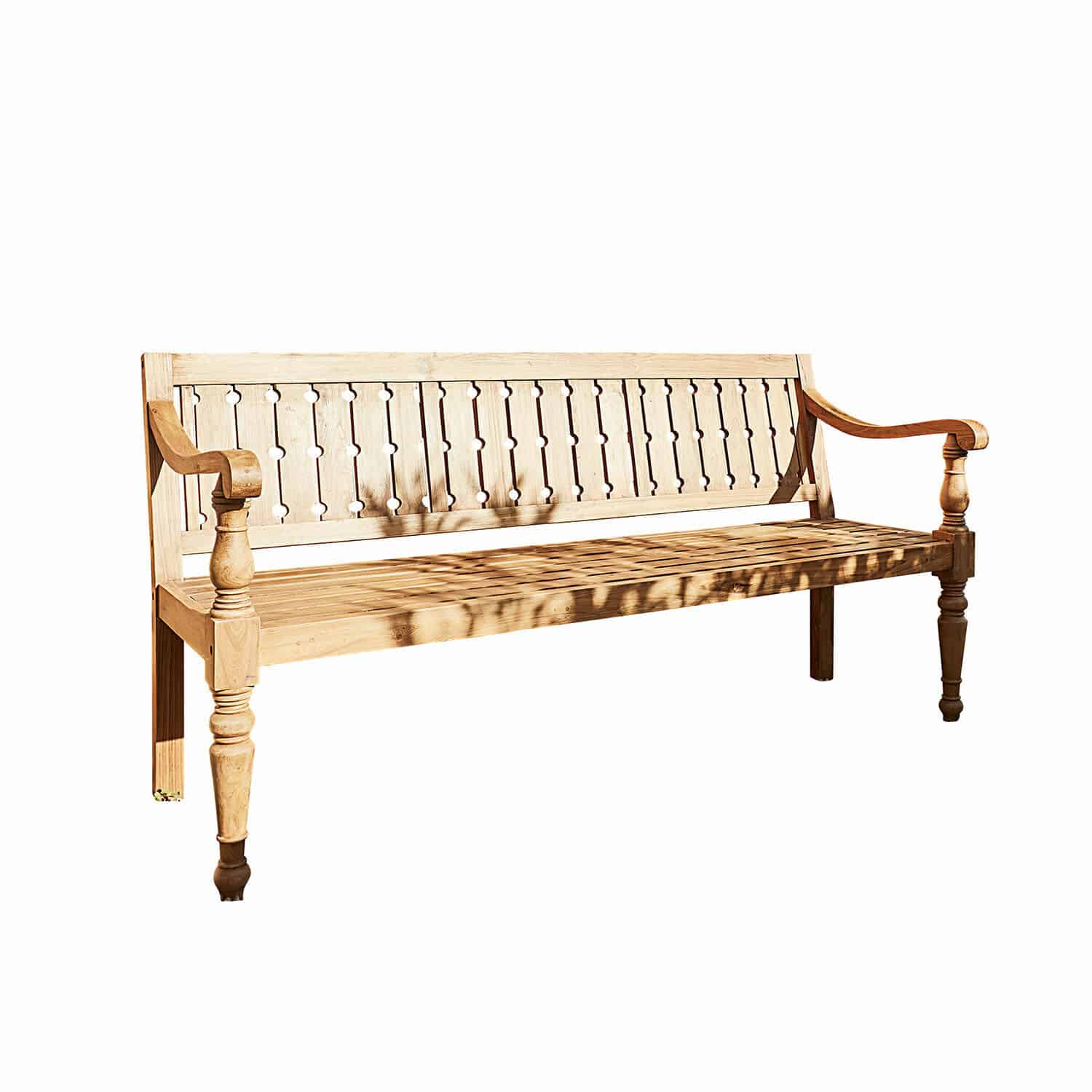 Houten tuinbank in natuurlijke kleur met decoratieve rugleuning en gebogen armleuningen