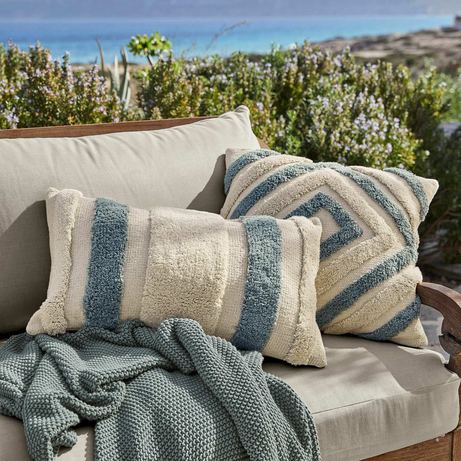 Kussenhoes set van 2 Melyn Beige en blauwe decoratieve kussens van zacht materiaal op beige bank met gebreide deken