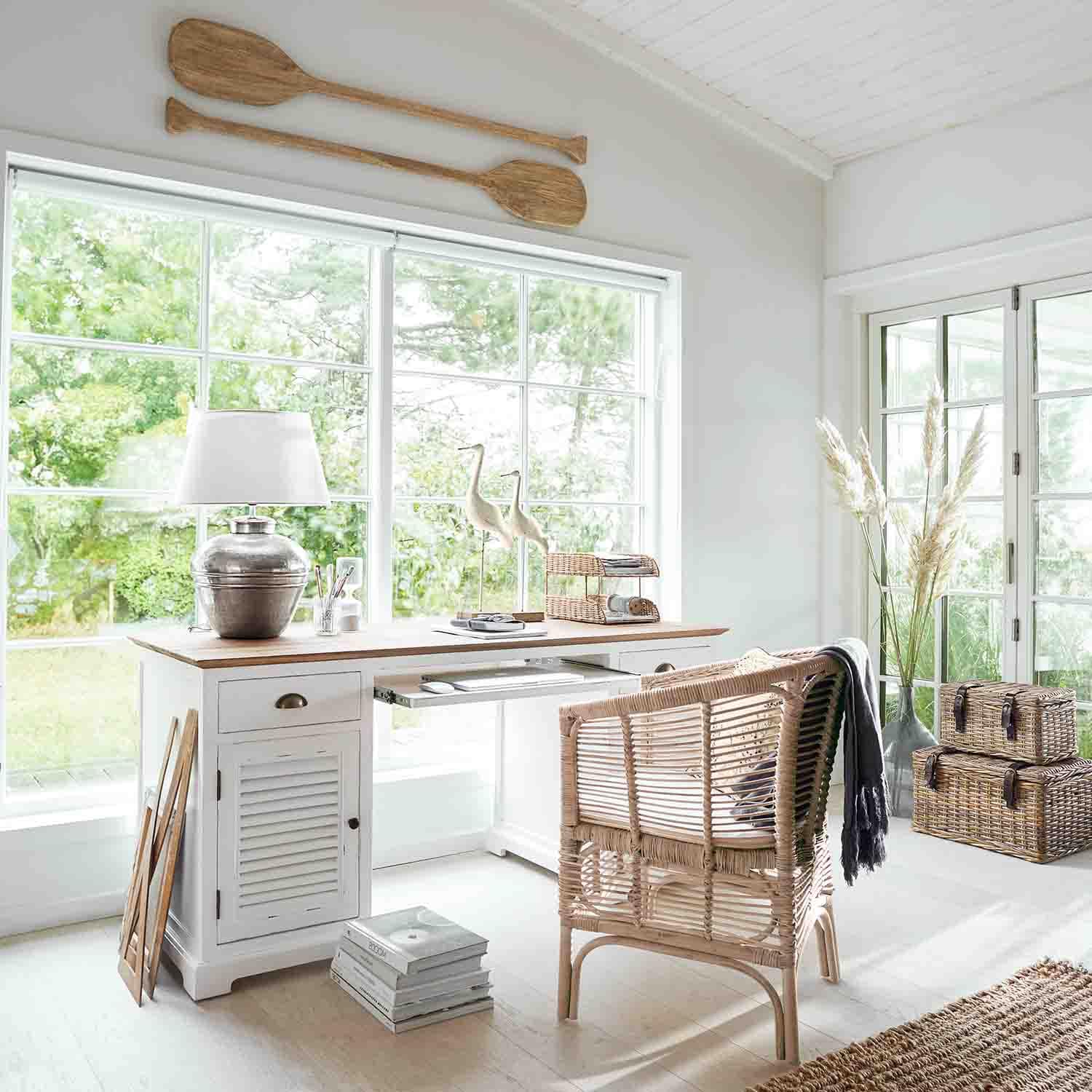 Bureau lumineux avec bureau en bois blanc et chaise en rotin dans un style naturel et cosy