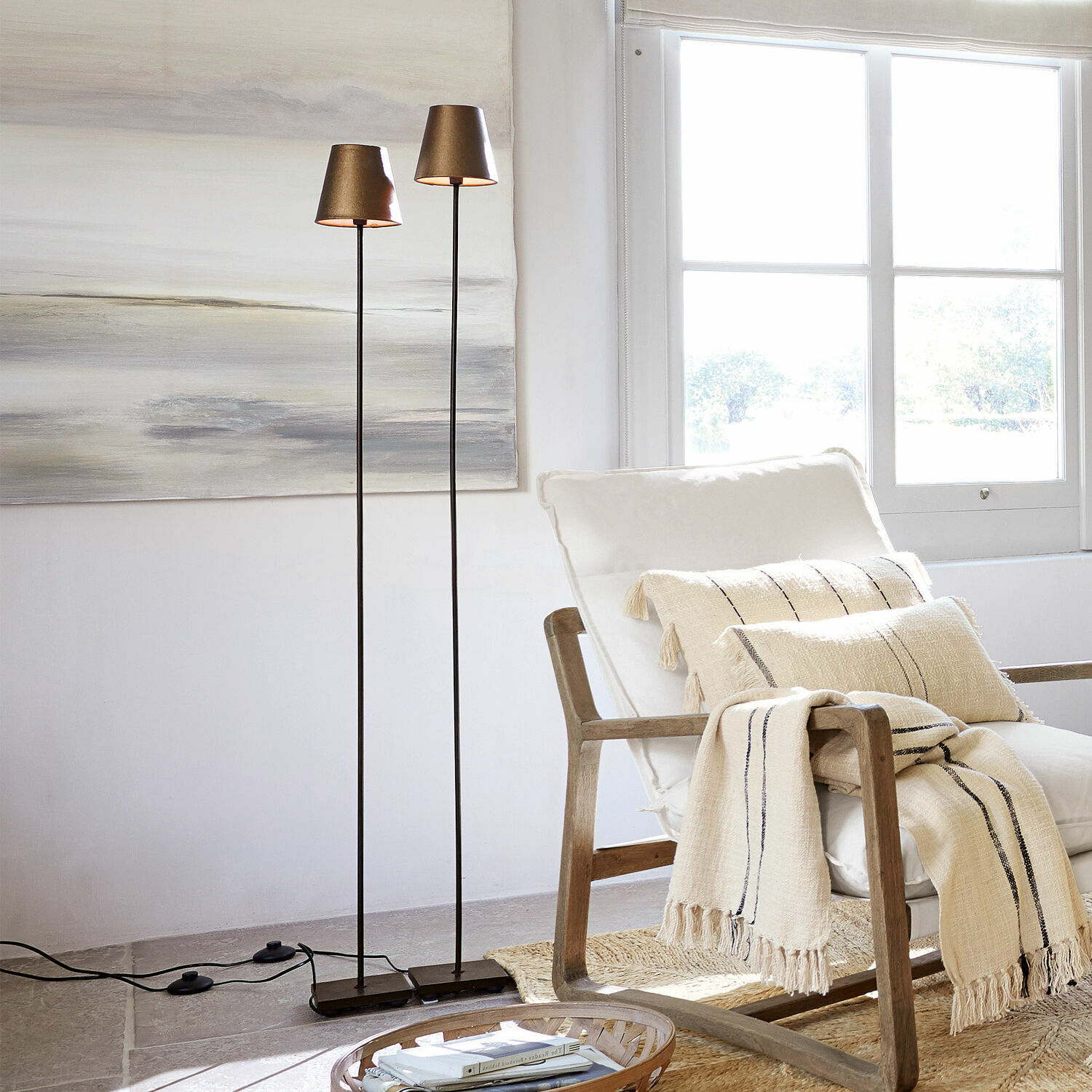 Staande lamp set van 2 Tacoma Twee slanke vloerlampen met gouden metalen lampenkappen in een lichte, moderne woonkamer