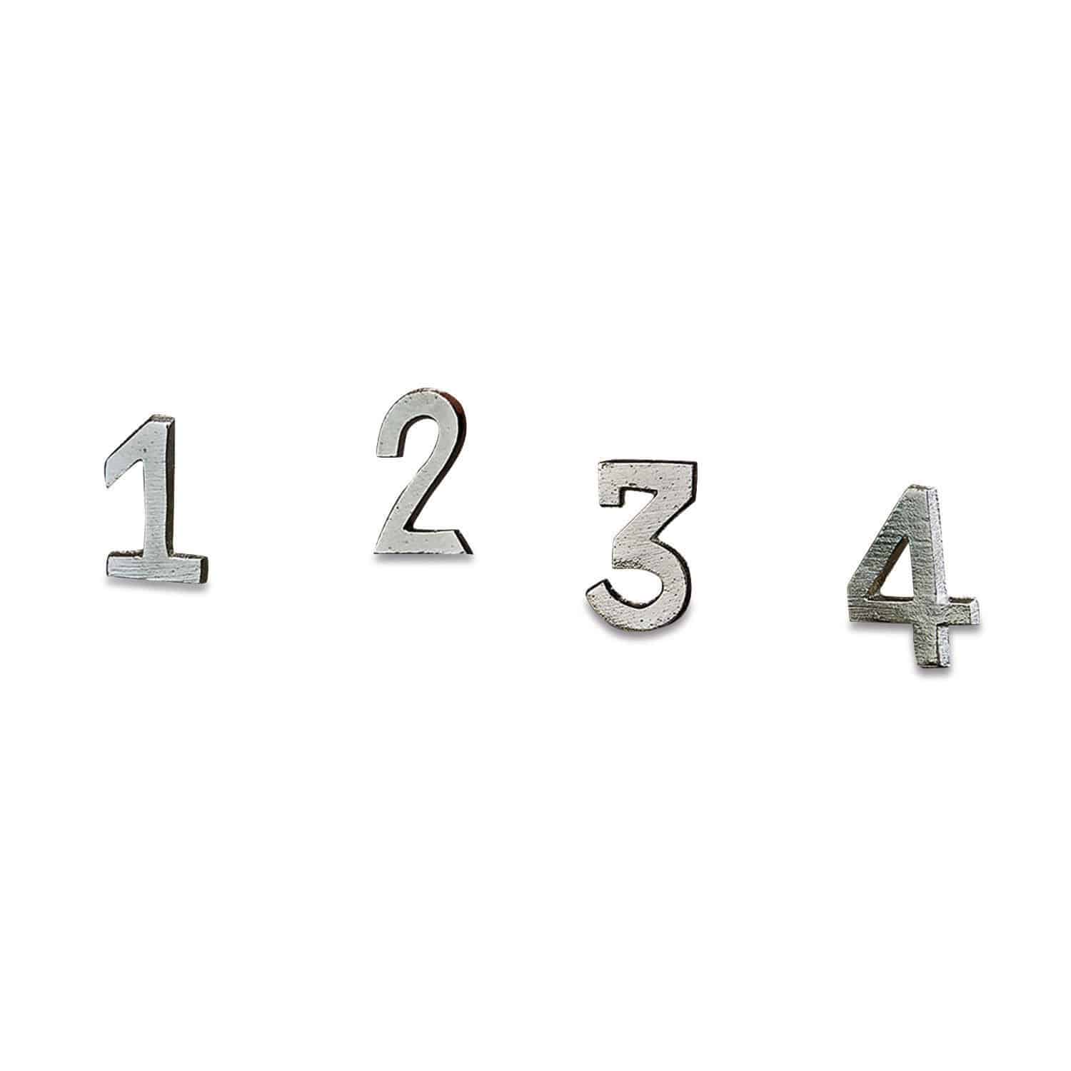 Decoratiepin set van 4 Marfino Zilverkleurige metalen cijfers 1, 2, 3 en 4 op witte achtergrond, decoratieve huisnummers