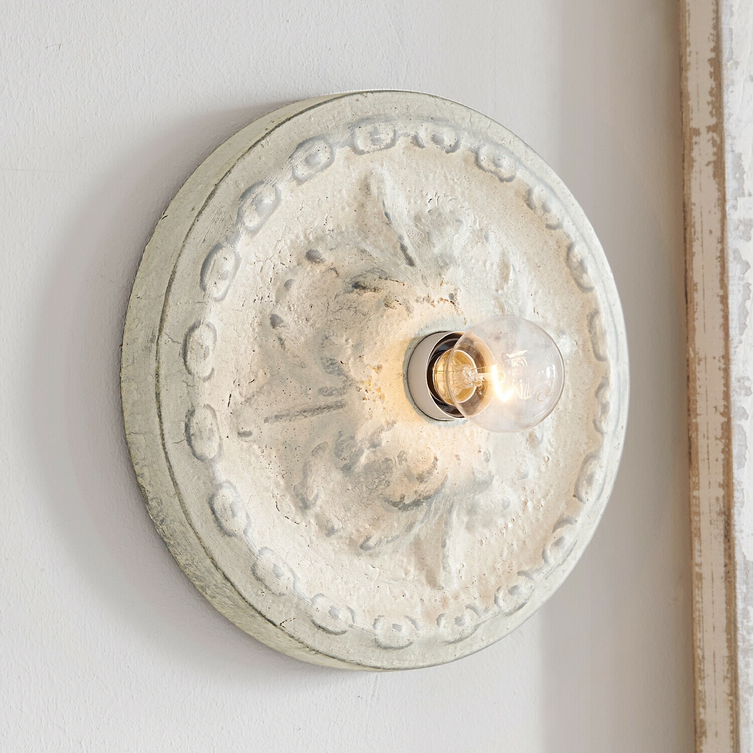 Wand- en plafondlamp Mangaire Ronde wandlamp van lichtgrijs beton met decoratief patroon en brandende LED-lamp