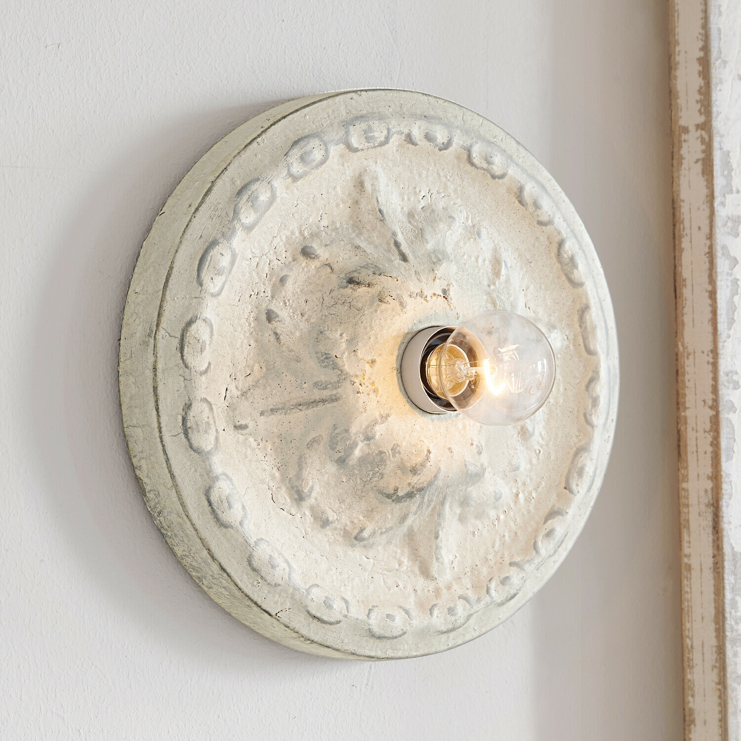 Applique-plafonnier Mangaire Applique murale ronde en béton gris clair avec motif décoratif et ampoule LED allumée