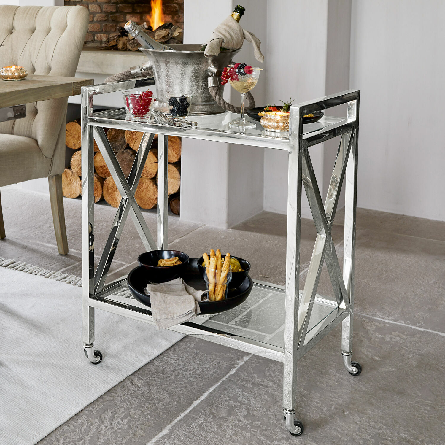 Serveertrolley Stamford Barwagen van roestvrij staal met twee planken en wieltjes, modern meubel voor woonkamer