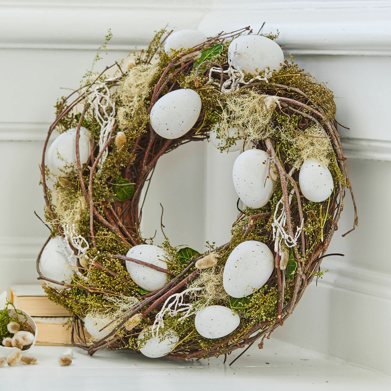 Krans Lune Decoratieve krans van takken met witte eieren, natuurlijk materiaal, lenteversiering voor thuis