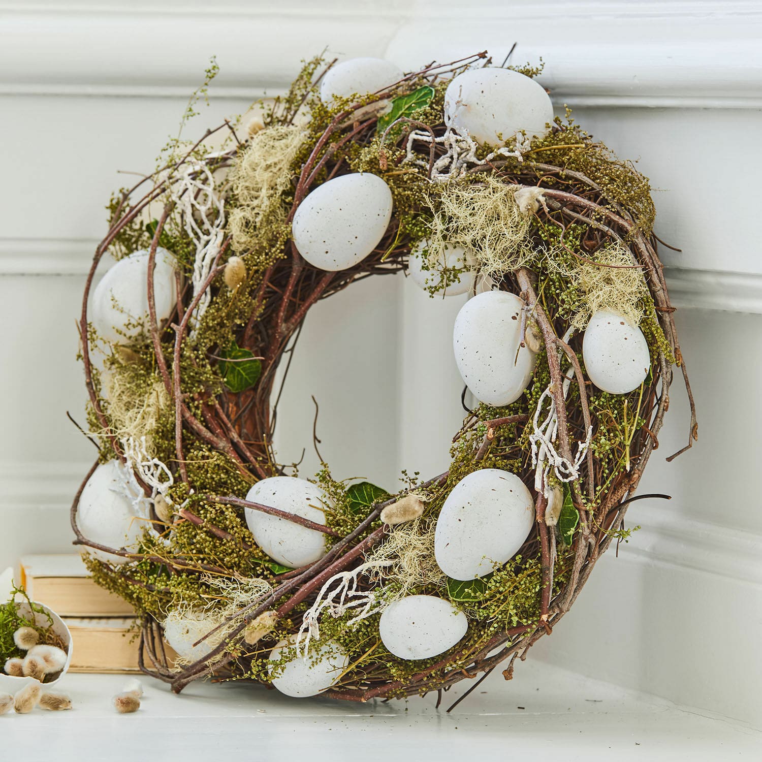 Krans Lune Decoratieve krans van takken met witte eieren, natuurlijk materiaal, lenteversiering voor thuis