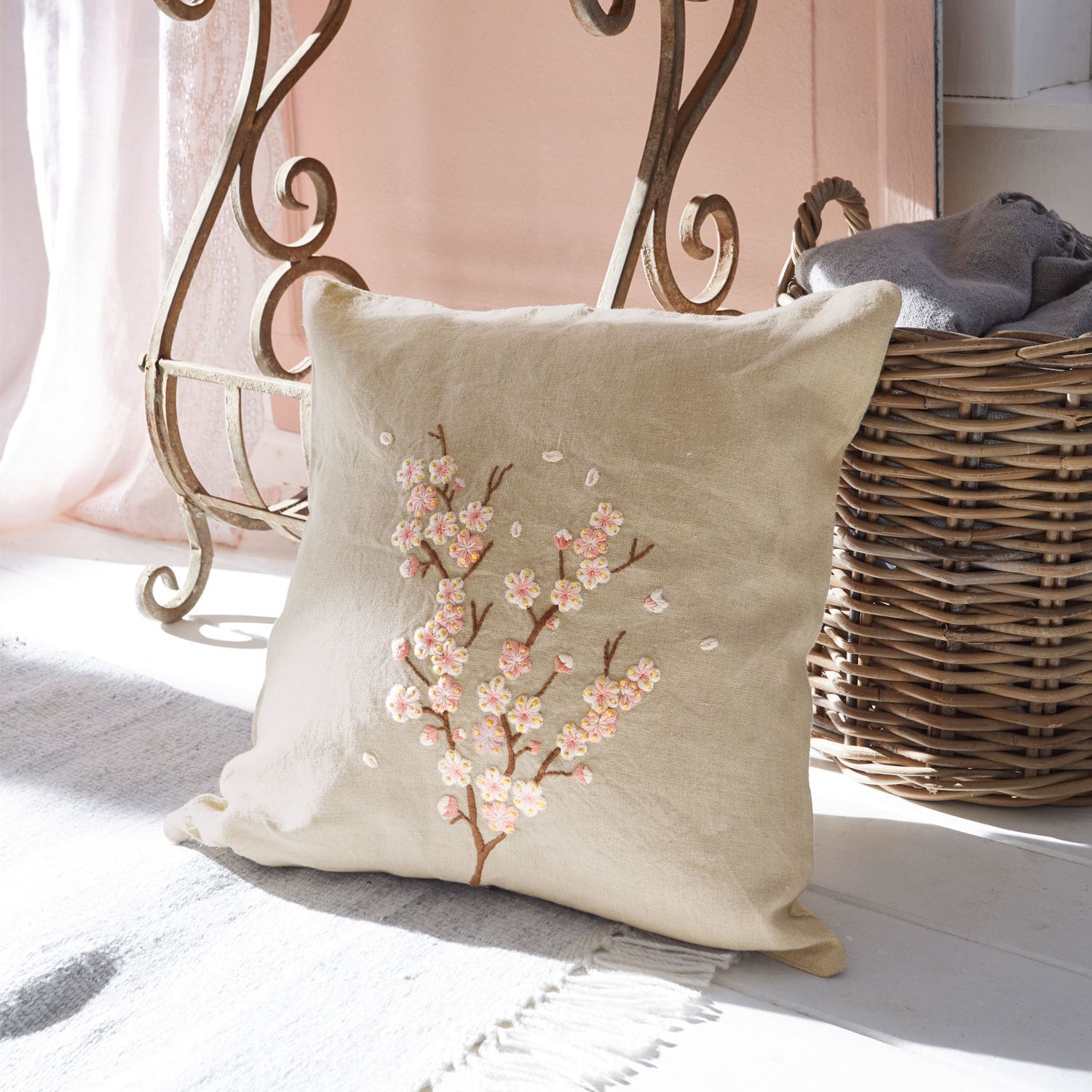 Beige linnen kussen met borduurwerk van kersenbloesem, decoratief en zacht voor woonkamer
