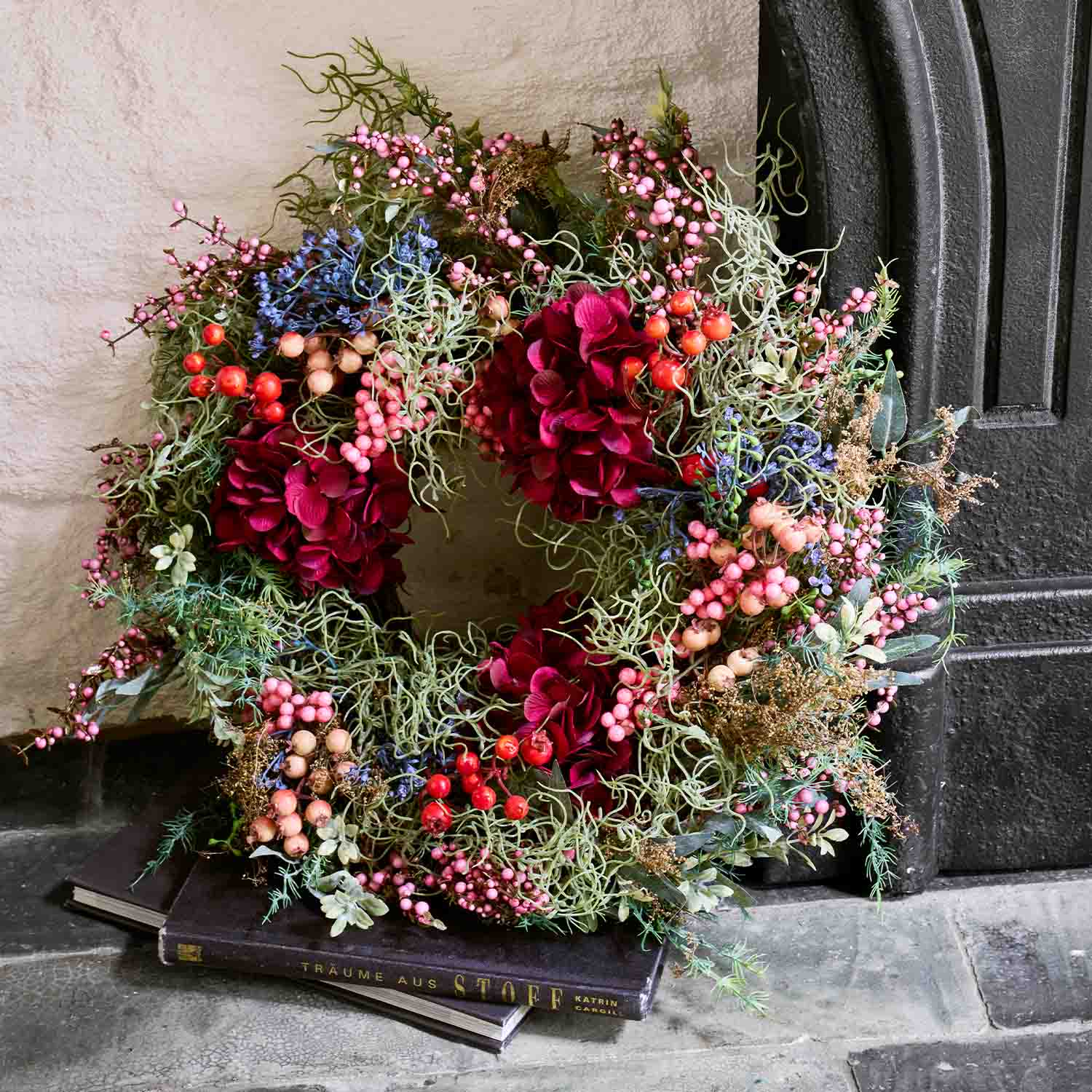 Couronne décorative avec fleurs rouges et baies colorées pour porte, décoration saisonnière