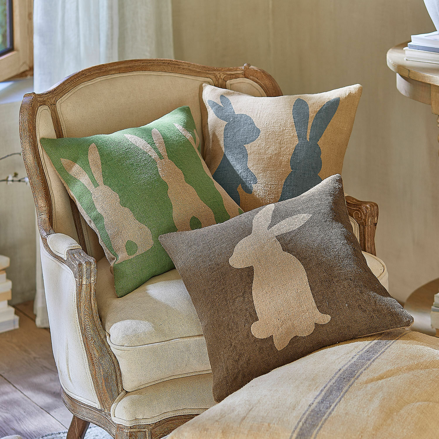 Kussenhoes set van 3 Namirah Set van drie linnen kussens met konijnenmotief in groen, beige en bruin voor interieurdecoratie