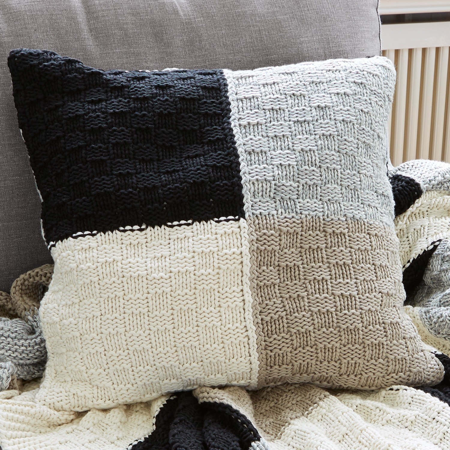 Coussin carré en coton tricoté avec motifs carrés noir, blanc et beige, décoration intérieure