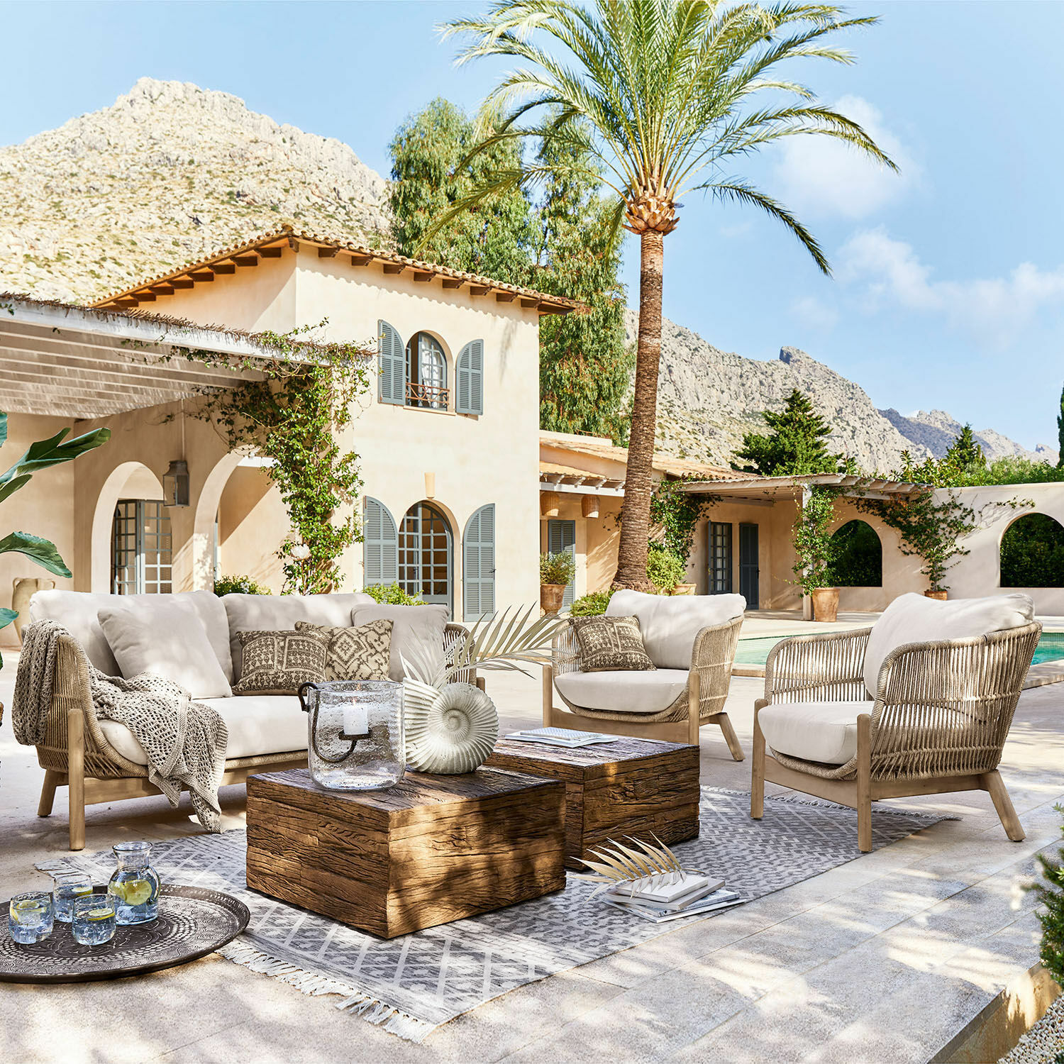 Salon de jardin FSC®-100% Belvidere Ensemble de mobilier d'extérieur avec coussins beige et table en bois sur terrasse près de la piscine