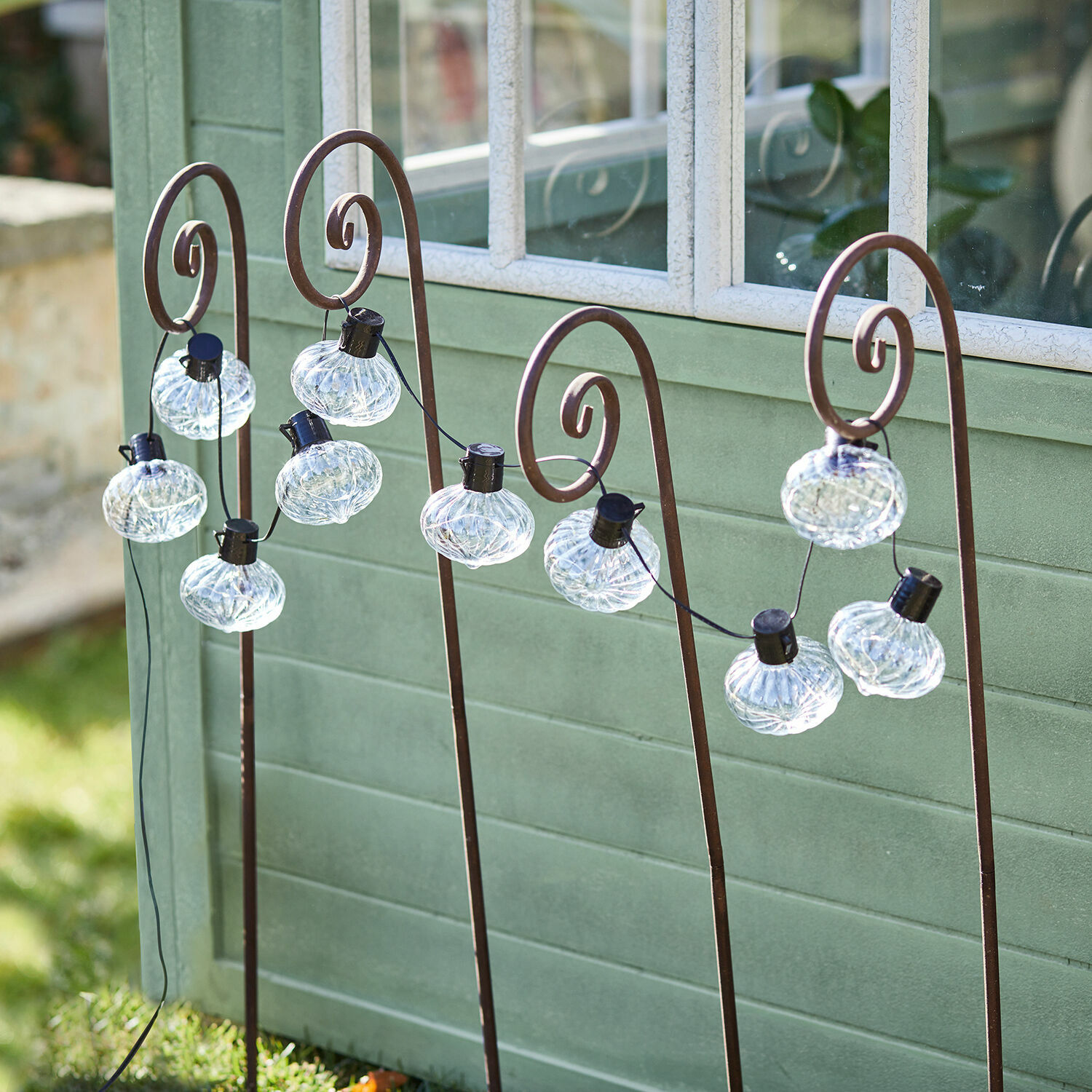 Lot de 4 piques de jardin Sornàs Guirlande solaire décorative avec supports métalliques et abat-jours transparents pour jardin