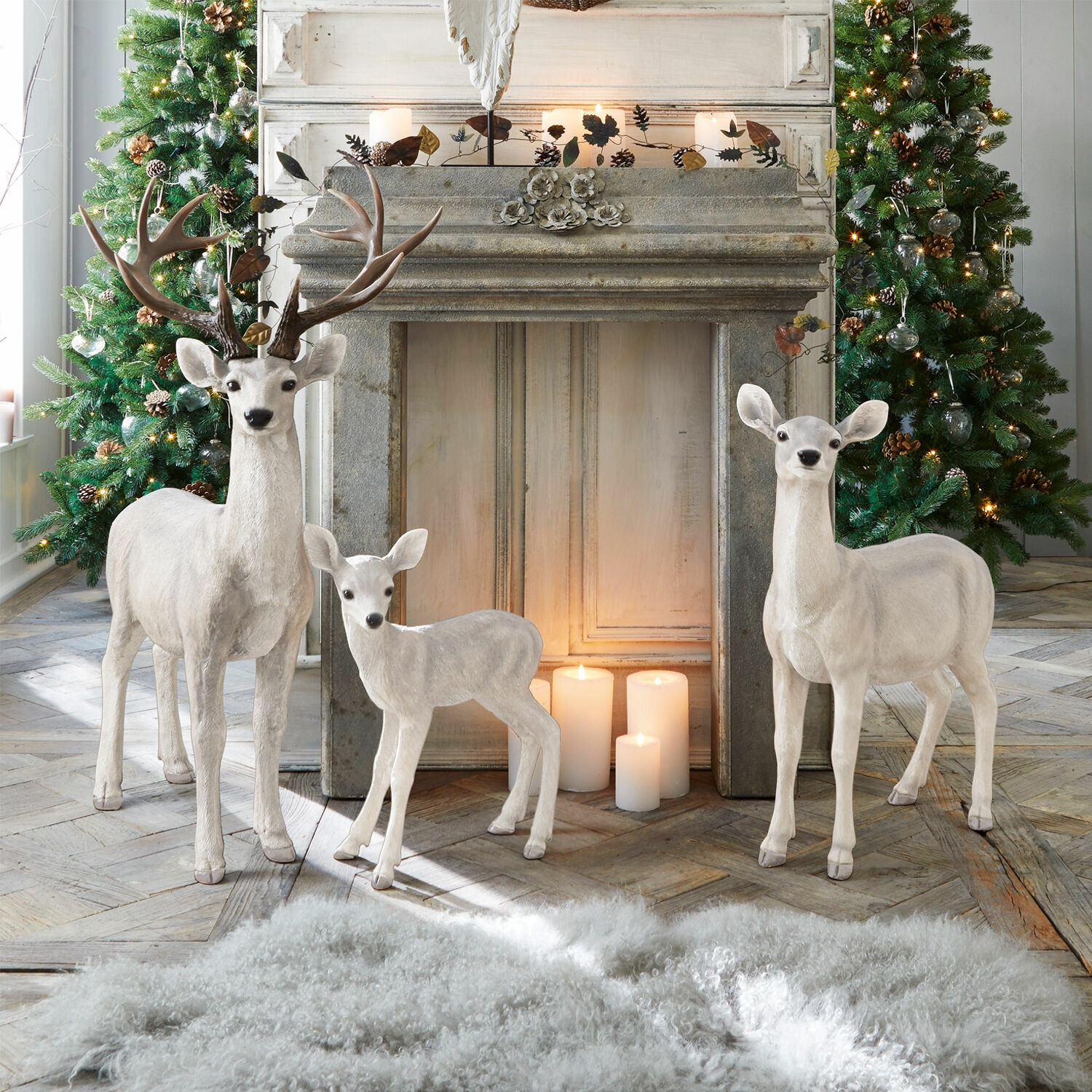 Hert met ree en reekalf Olsen Witte decoratieve hertenfiguren van materiaal bij open haard met kaarsen en kerstbomen