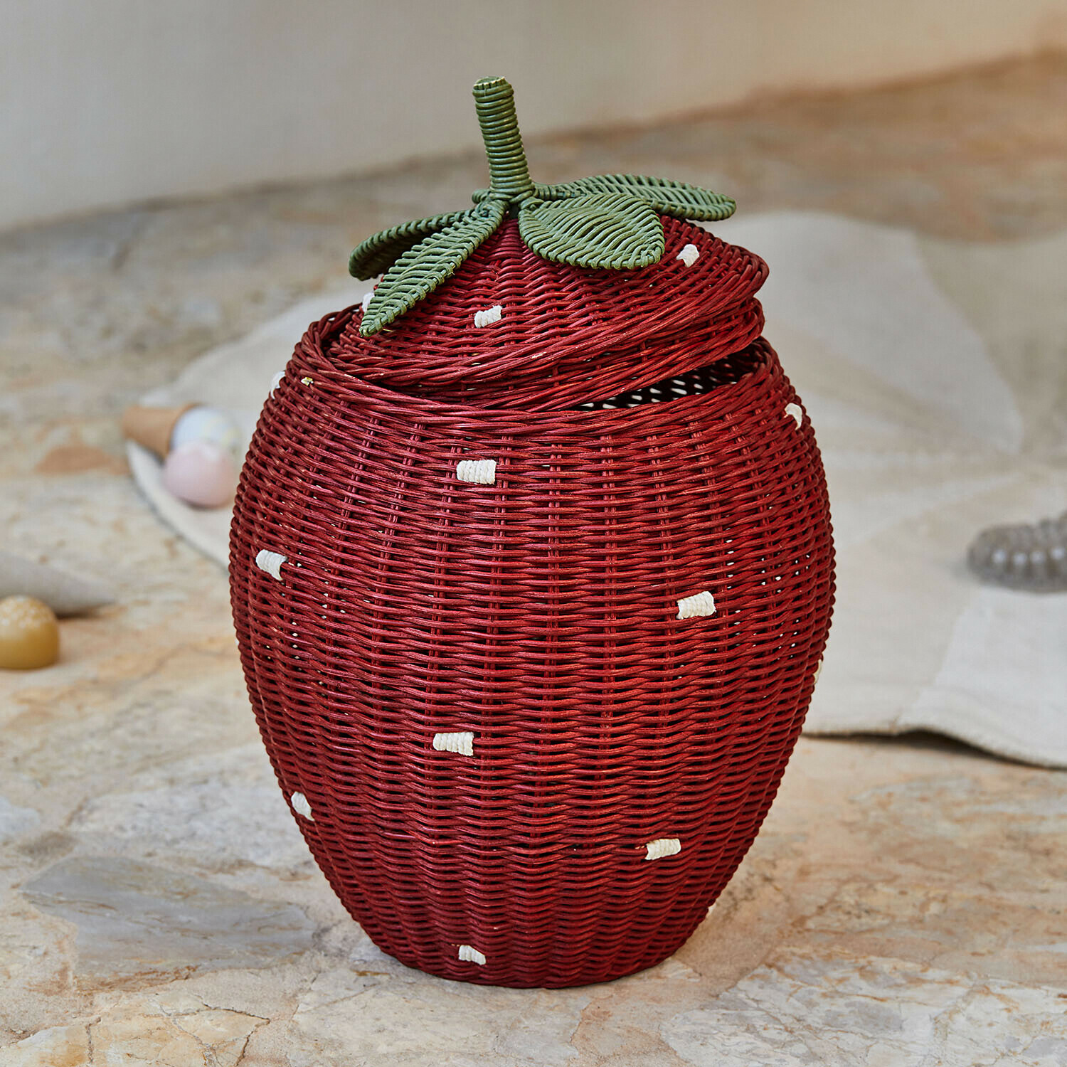 Panier « fraise » Giggleberry Panier en rotin rouge en forme de fraise avec feuilles vertes, contenant décoratif pour rangement