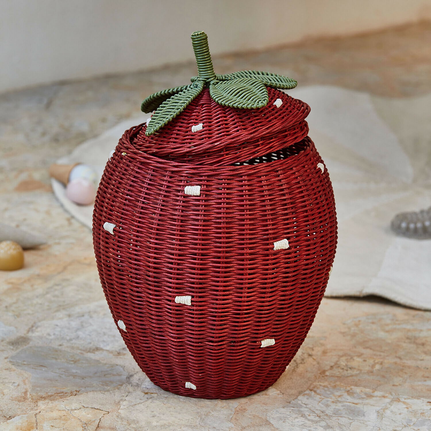 Aardbeivormige mand Giggleberry Rode rieten mand in aardbeivorm met groene bladeren, decoratieve opbergcontainer