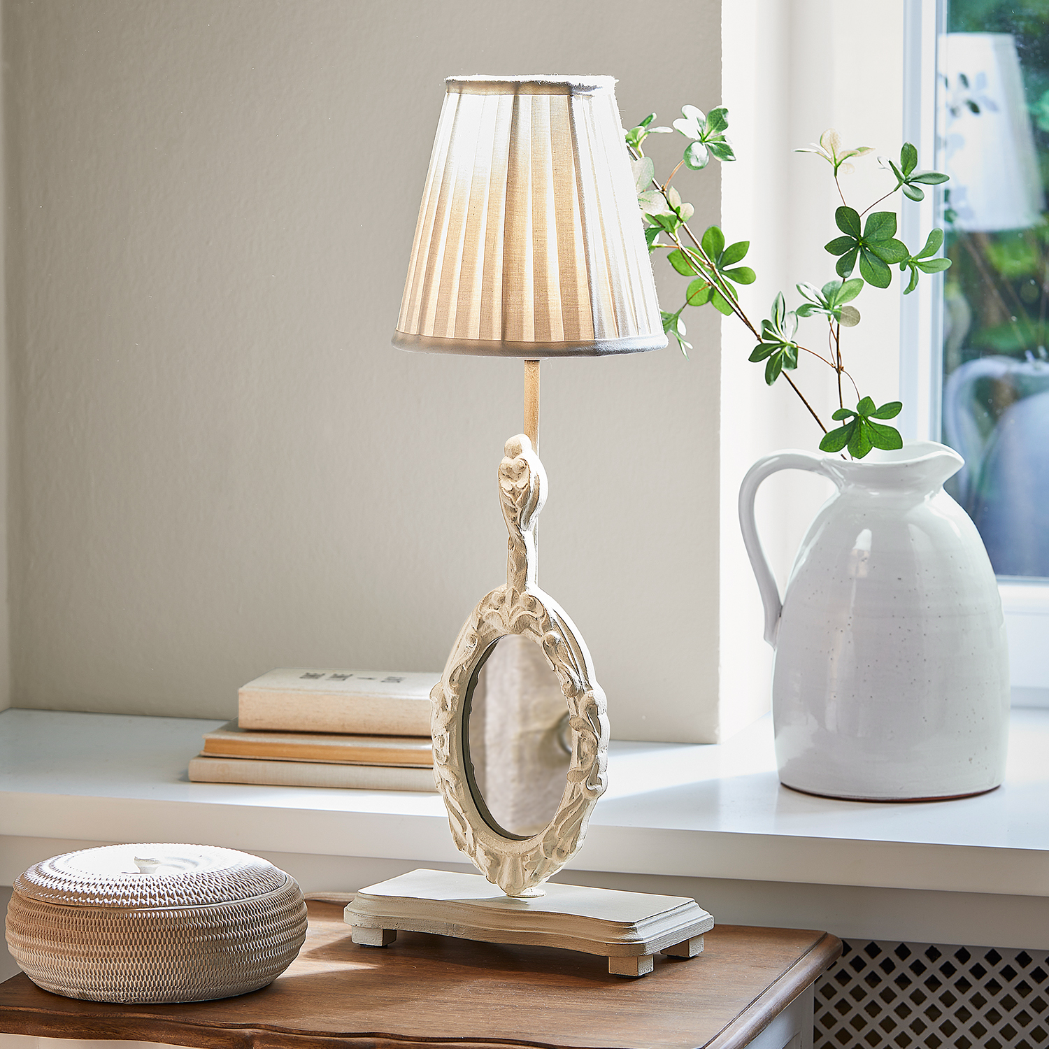 Tafellamp van wit hout met kap en decoratieve vintage spiegel voor woonkamer