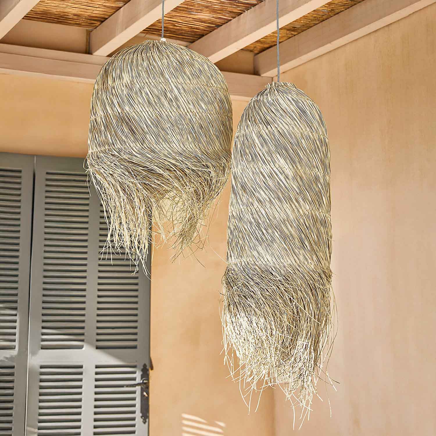 Deux suspensions en rotin naturel beige, éclairage décoratif pour intérieur chaleureux et naturel
