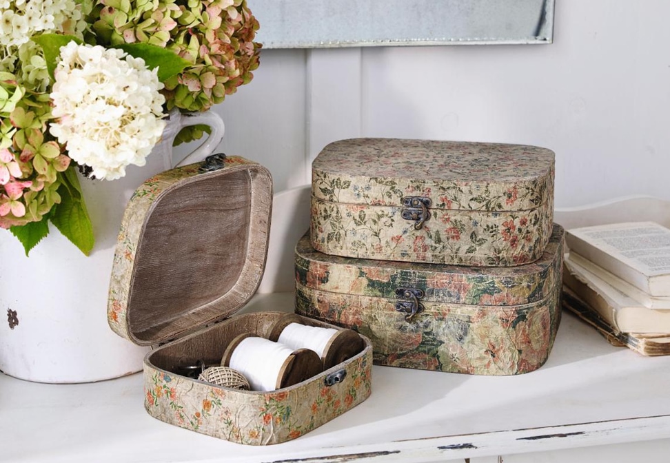 Set van drie decoratieve shabby chic dozen met bloemenpatroon op lichte achtergrond