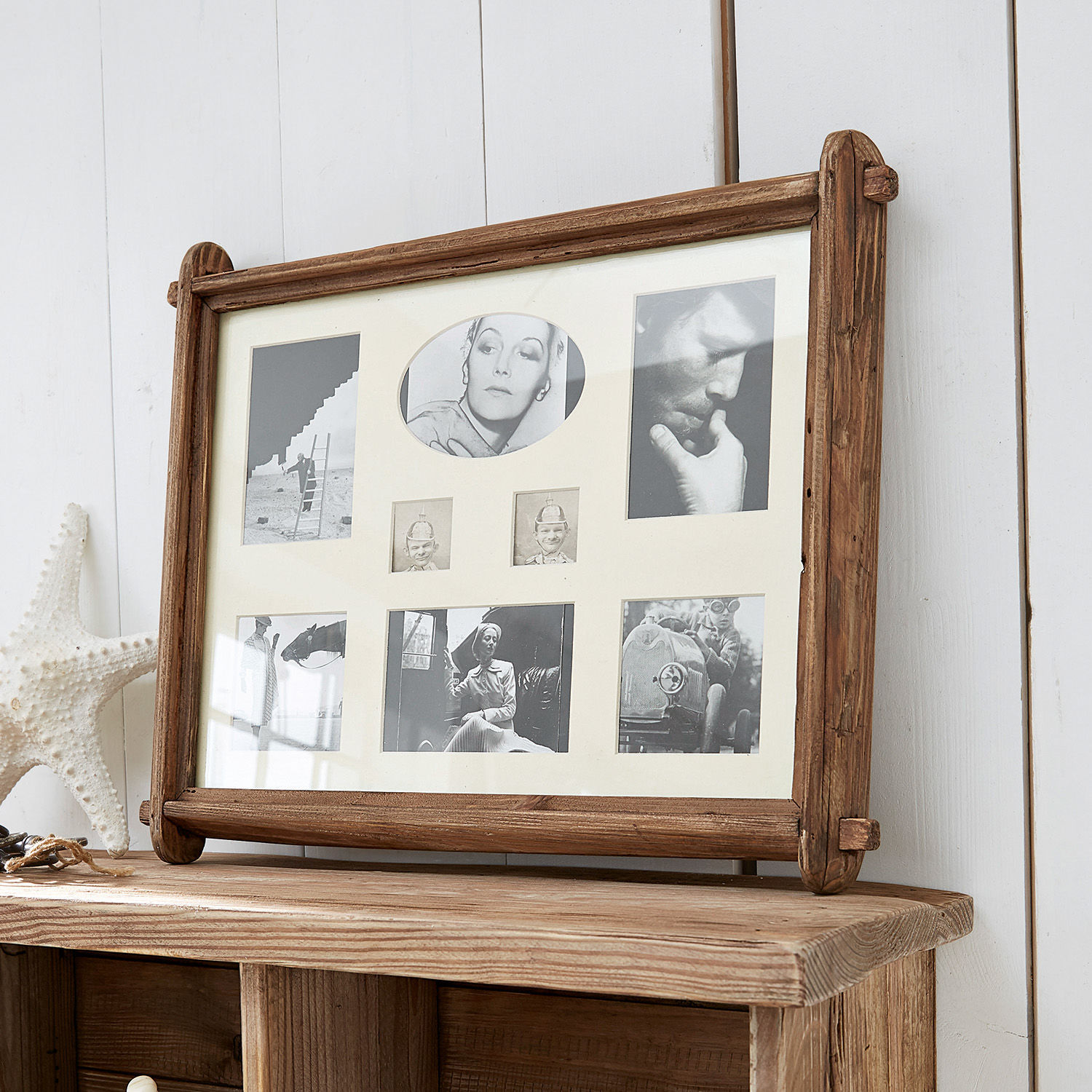 Fotolijst Laon Rustieke bruine houten fotolijst met meerdere zwart-witfoto's decoratief geplaatst