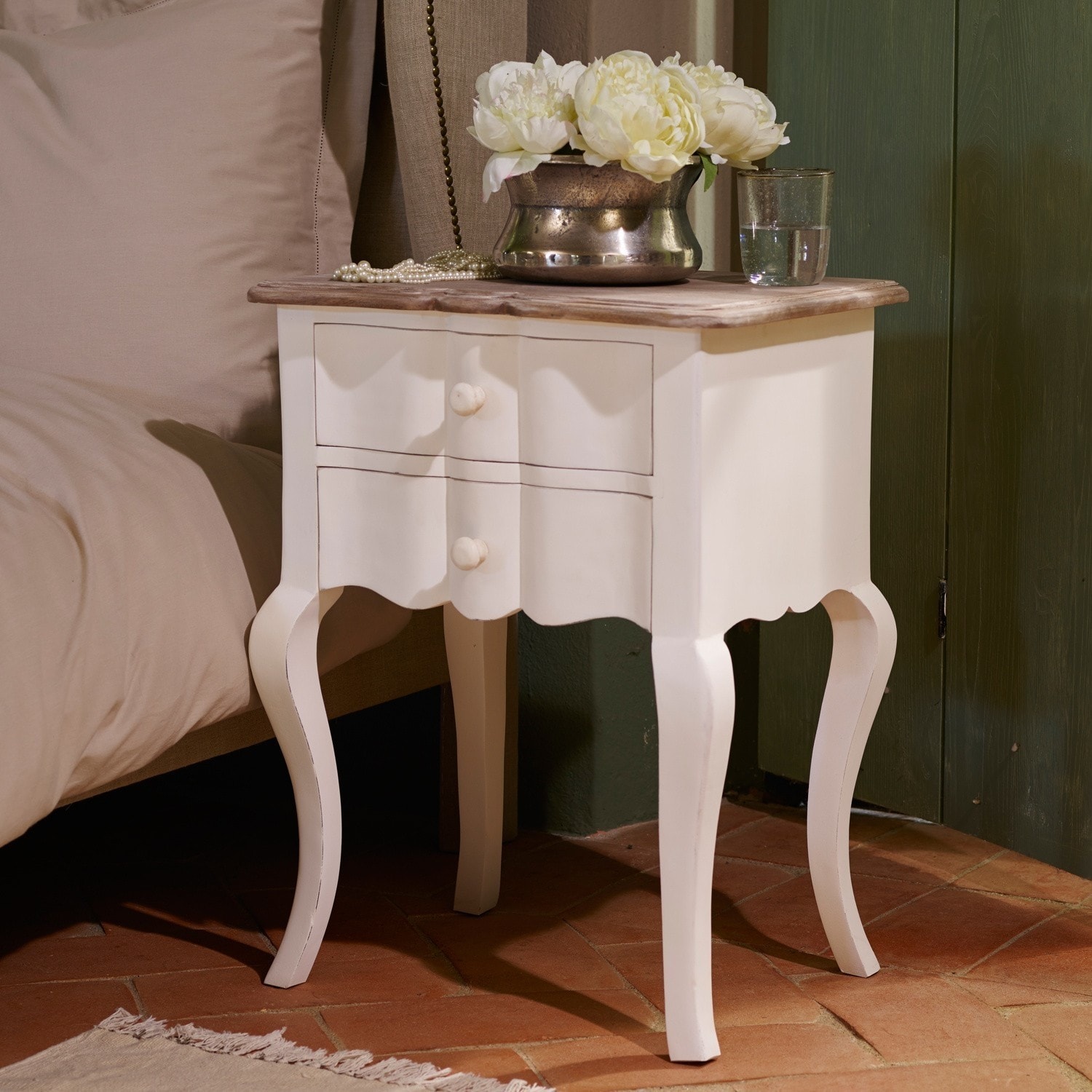 Bijzettafeltje Fairchild Witte houten nachtkastje met twee lades en decoratieve poten in rustieke stijl