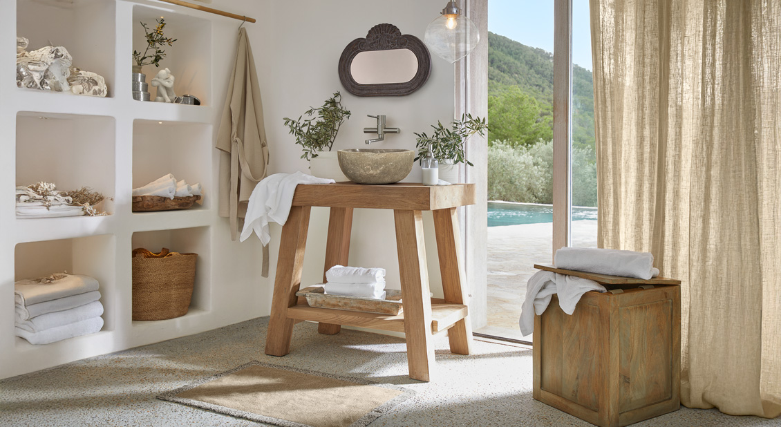 Een badkamer met natuurlijk licht