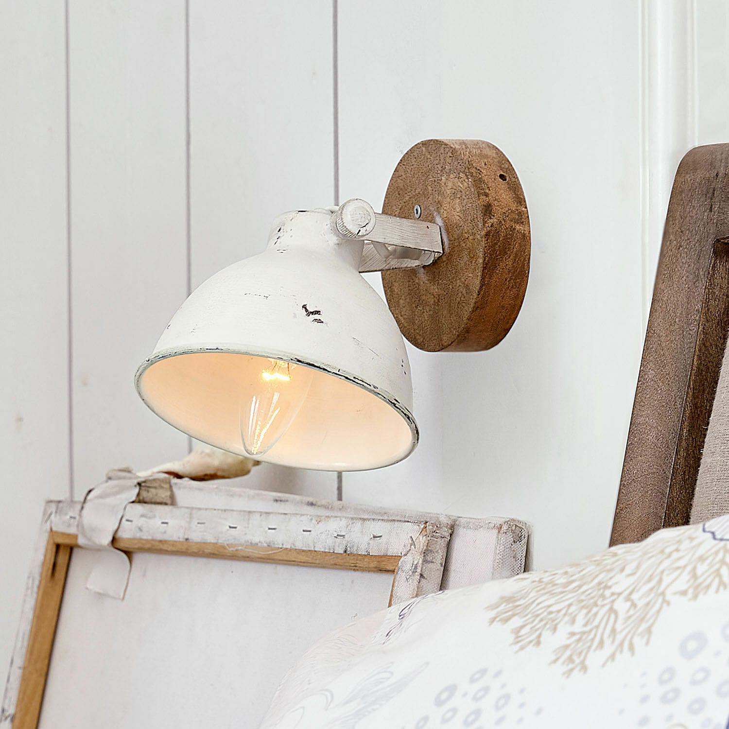 Wandlamp Ballée Witte metalen wandlamp met houten voet in vintage stijl voor sfeervolle binnenverlichting