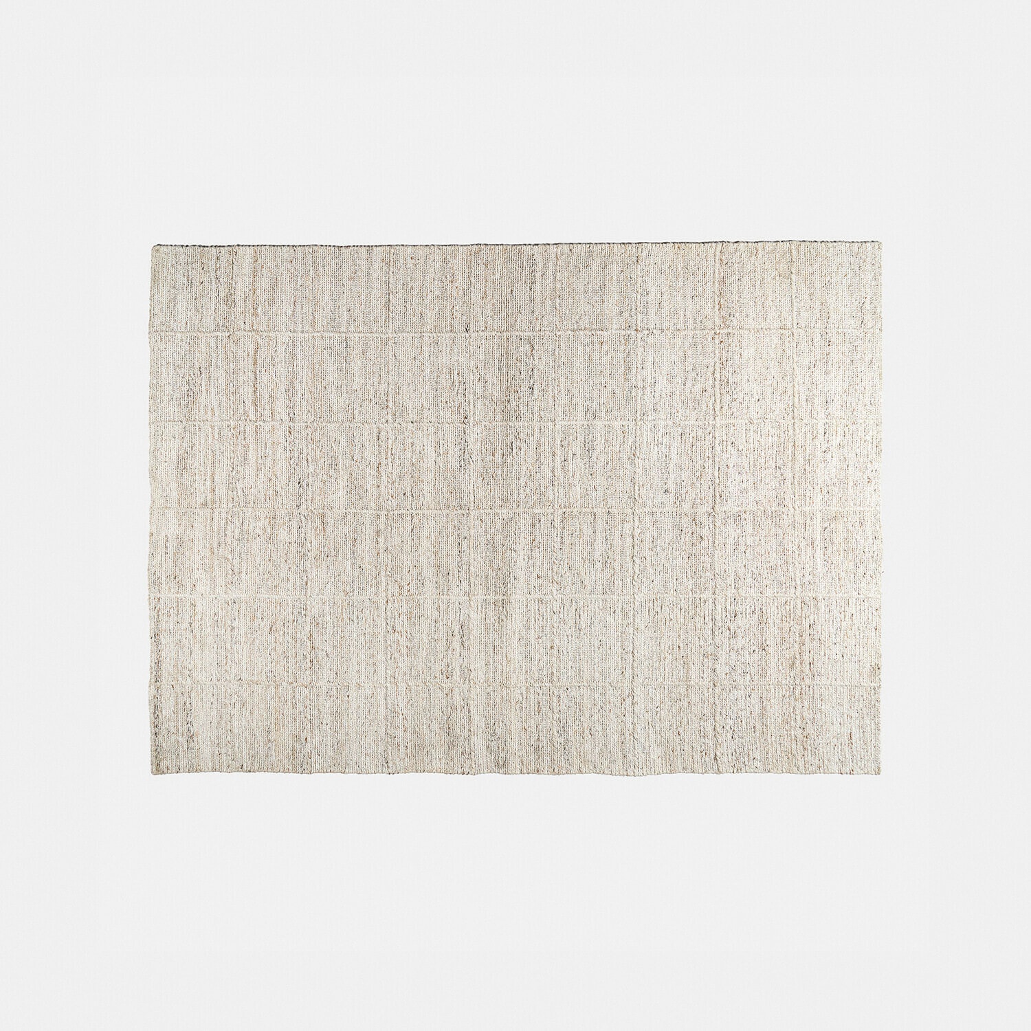 Tapis beige en matériau naturel avec motif quadrillé subtil, parfait pour salon moderne