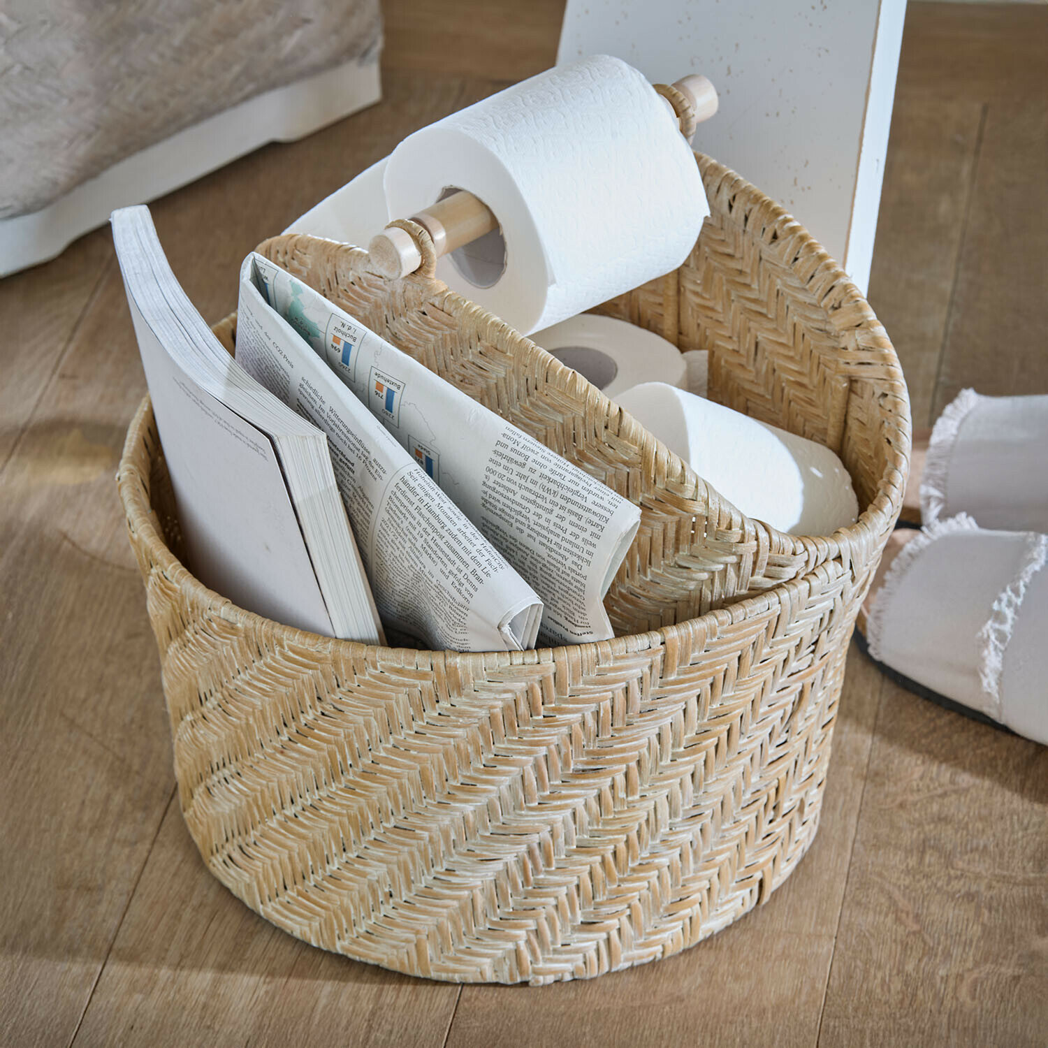 Toiletrolhouder Suarce Natuurlijke rotanmand met toiletrolhouder en vak voor kranten in de badkamer