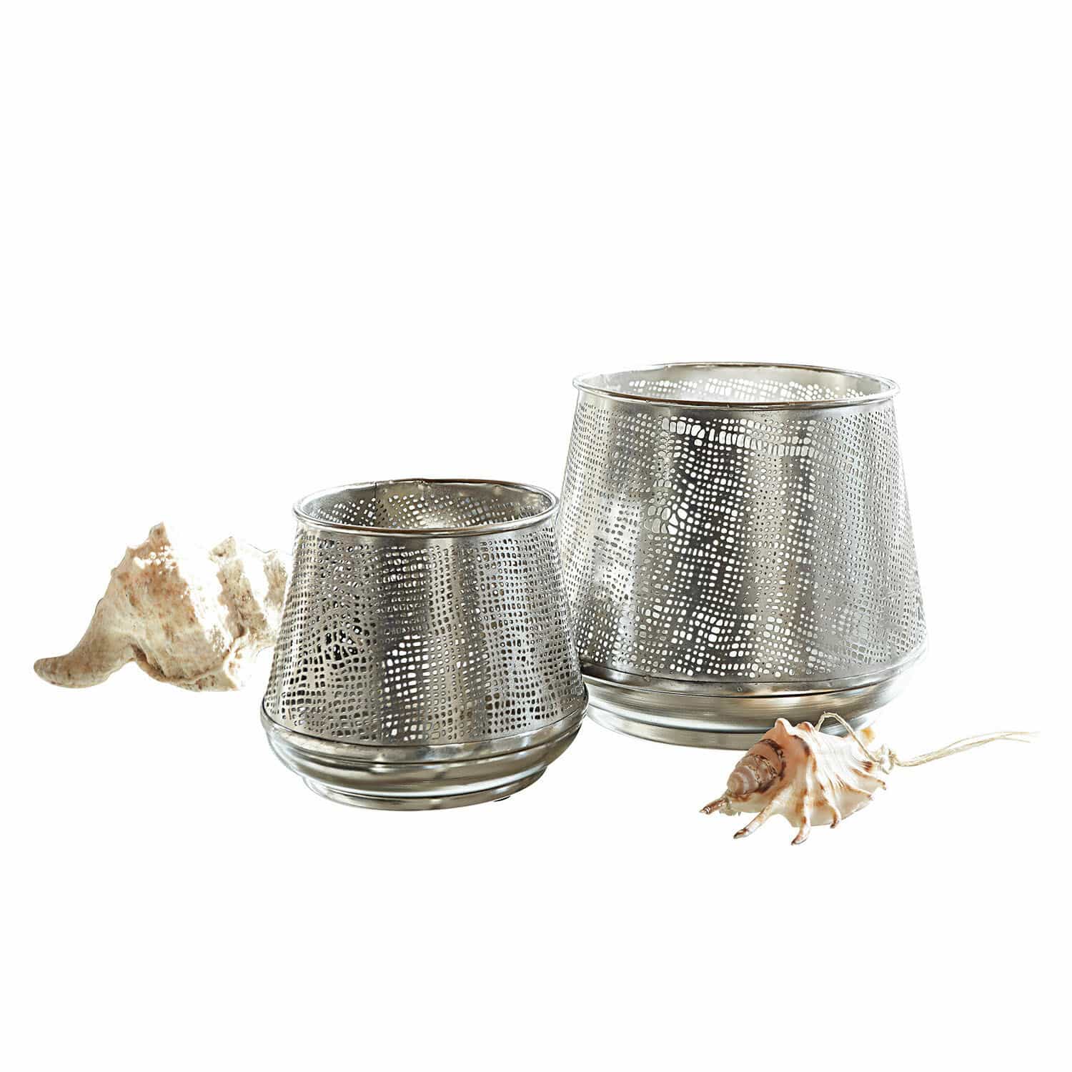 Windlicht set van 2 Keegan Twee zilverkleurige metalen windlichten met geperforeerd patroon en decoratieve schelpen op witte achtergrond
