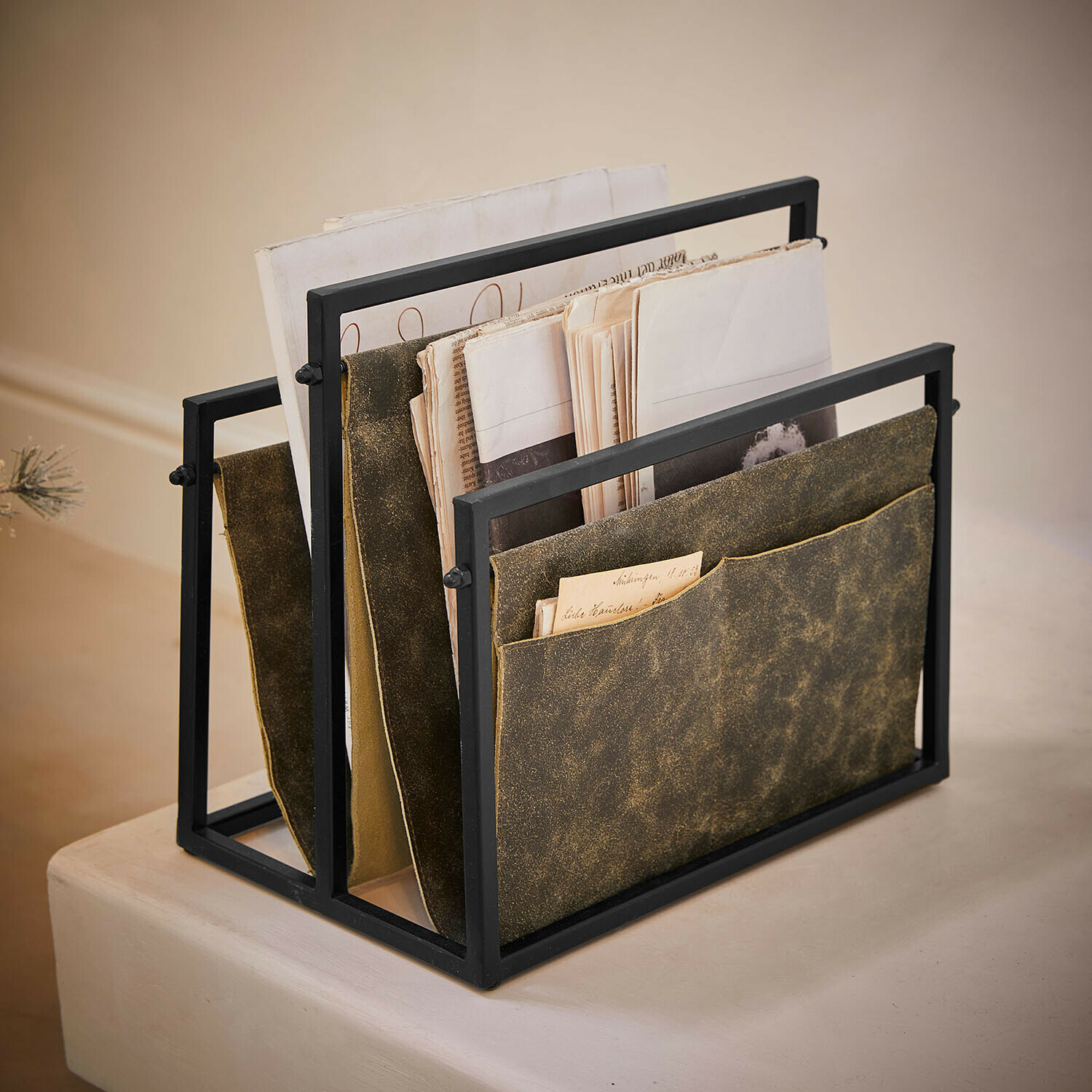Tijdschriftenhouder Larkwoods Documentenhouder met zwart metalen frame en bruin leer, praktisch voor kantoor en thuis