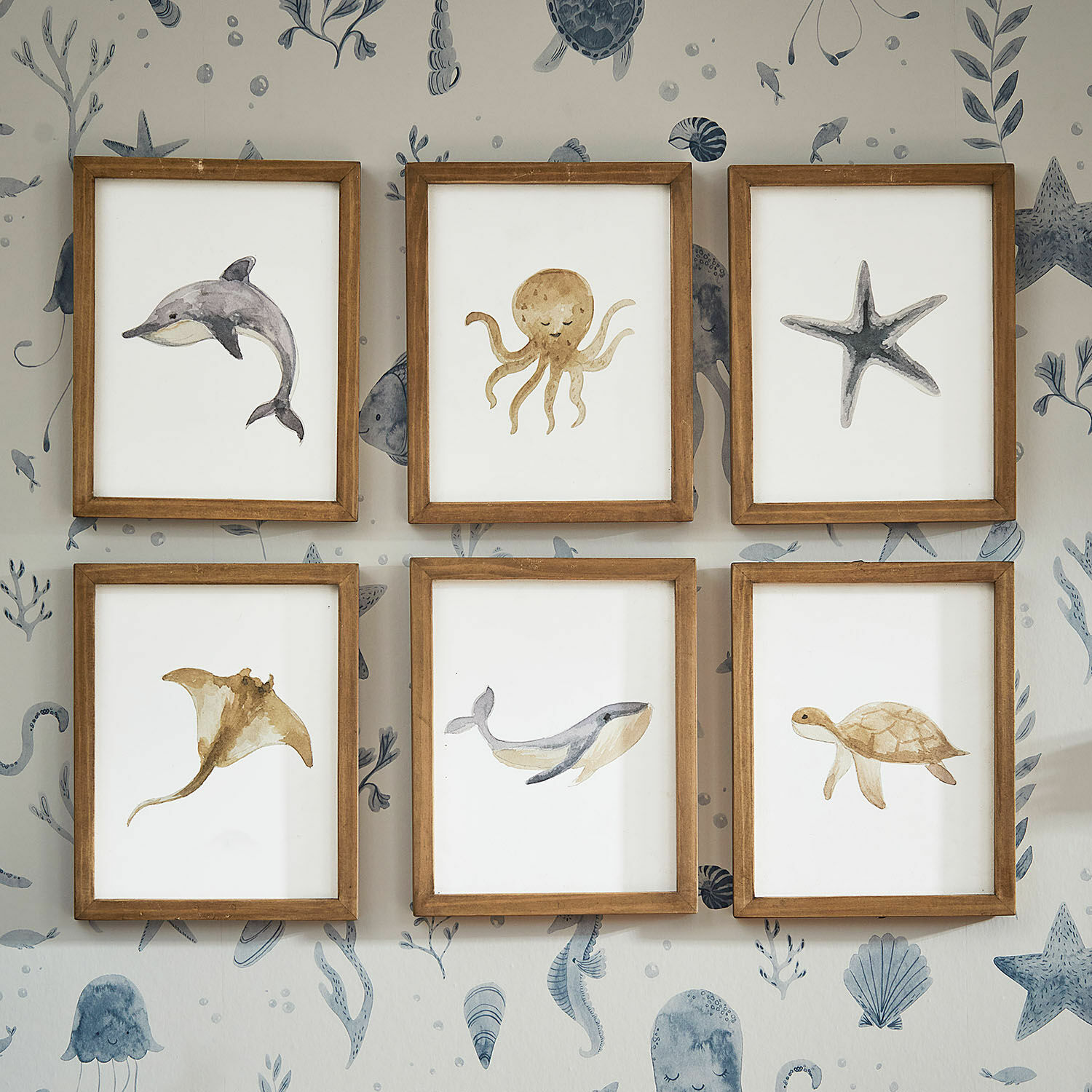 Lot de 6 dessins Nibblu Ensemble de six cadres en bois avec peintures aquarelles d'animaux marins sur un mur à motif océanique